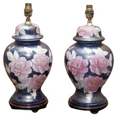 Paire de lampes vintage à motifs floraux peints à la main en bleu marine