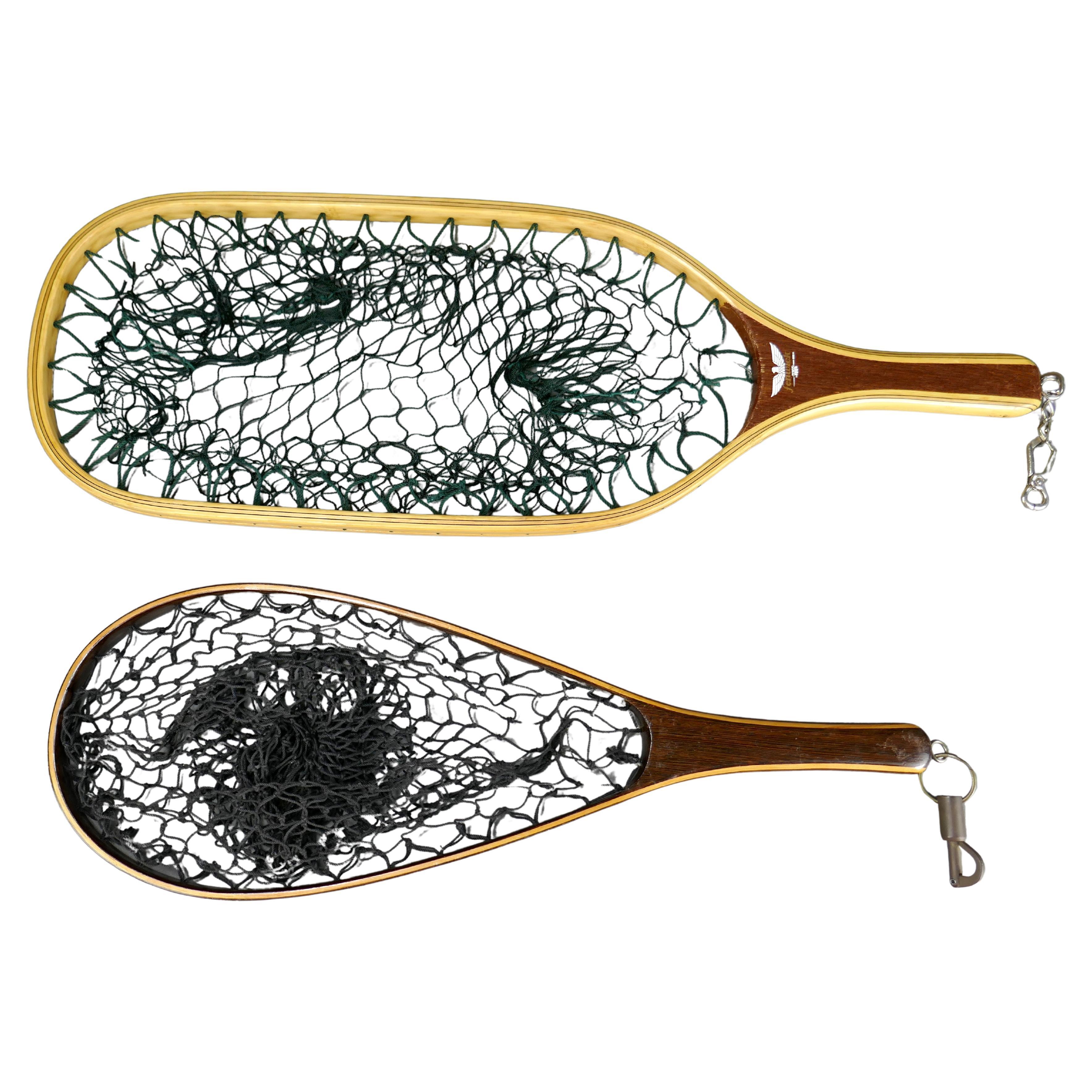 Coppia di reti da sbarco vintage degli anni '60, perfette per l'arredamento di un rifugio di caccia/pesca, di uno sportivo o di una baita. Il Fenwick misura 23