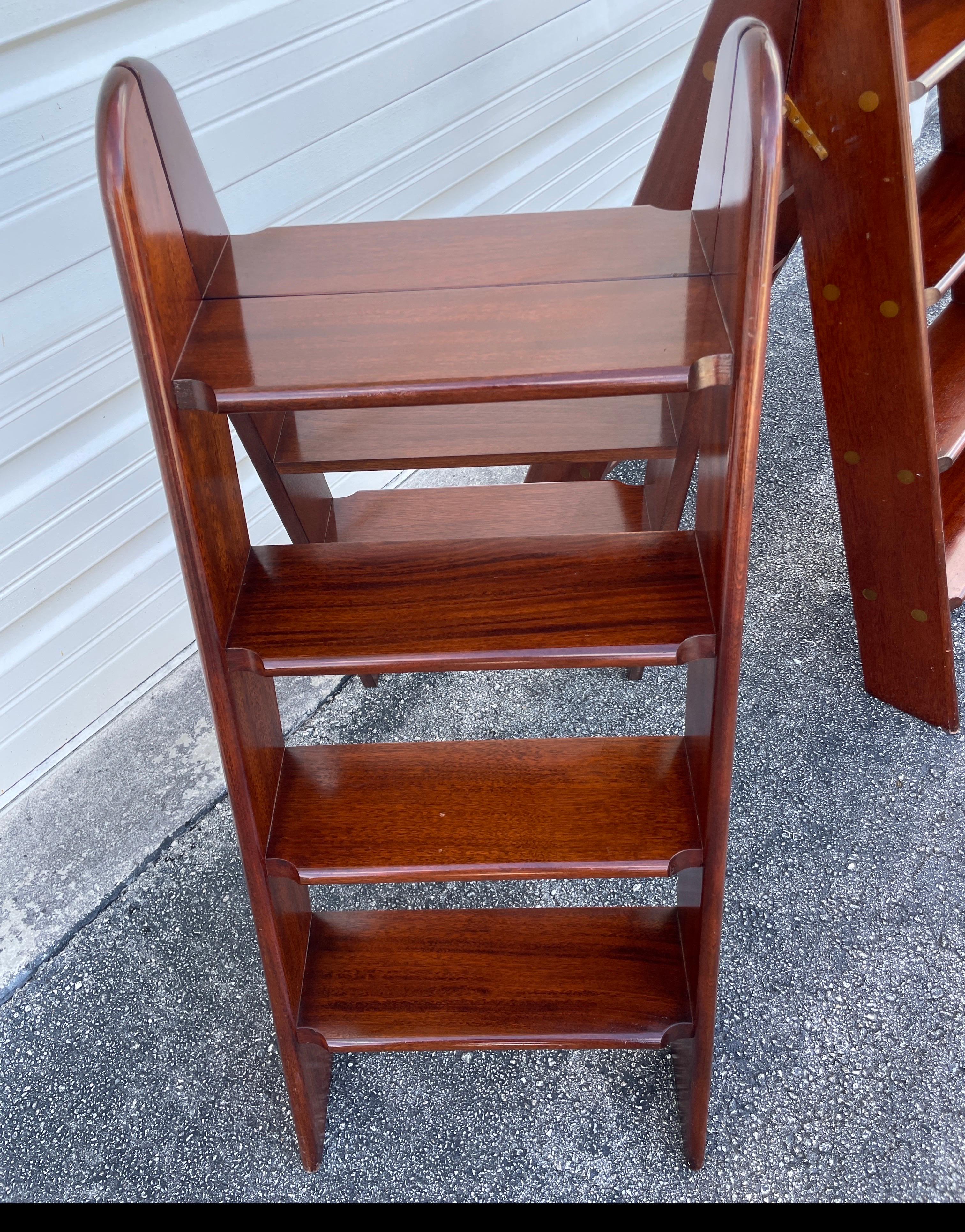 Vintage Pair of Folding Library Steps In Good Condition For Sale In West Palm Beach, FL