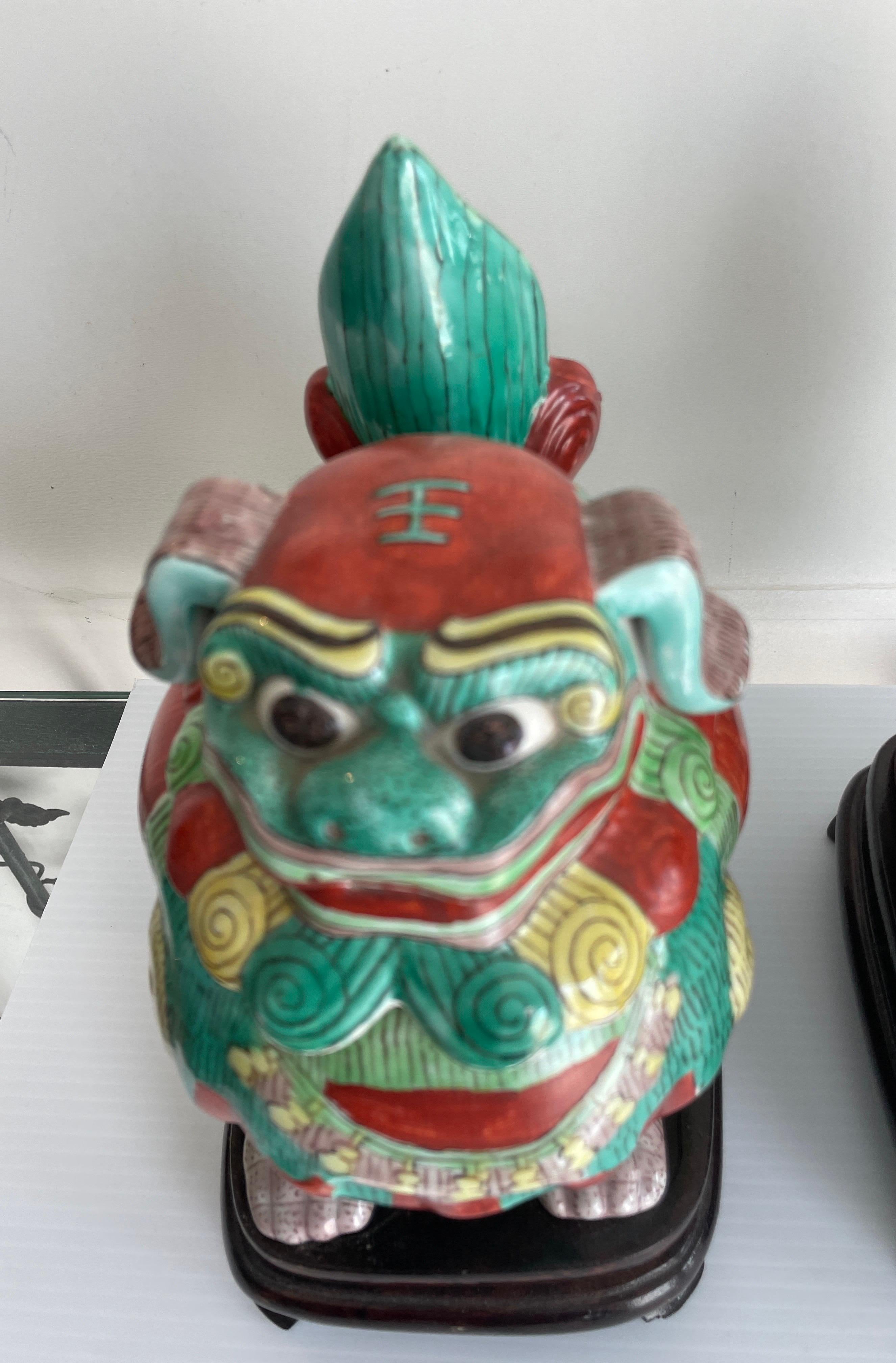Paire rare et inhabituelle de boîtes à chiens sur socle en bois. Merveilleux mélange de couleurs dans le dessin.