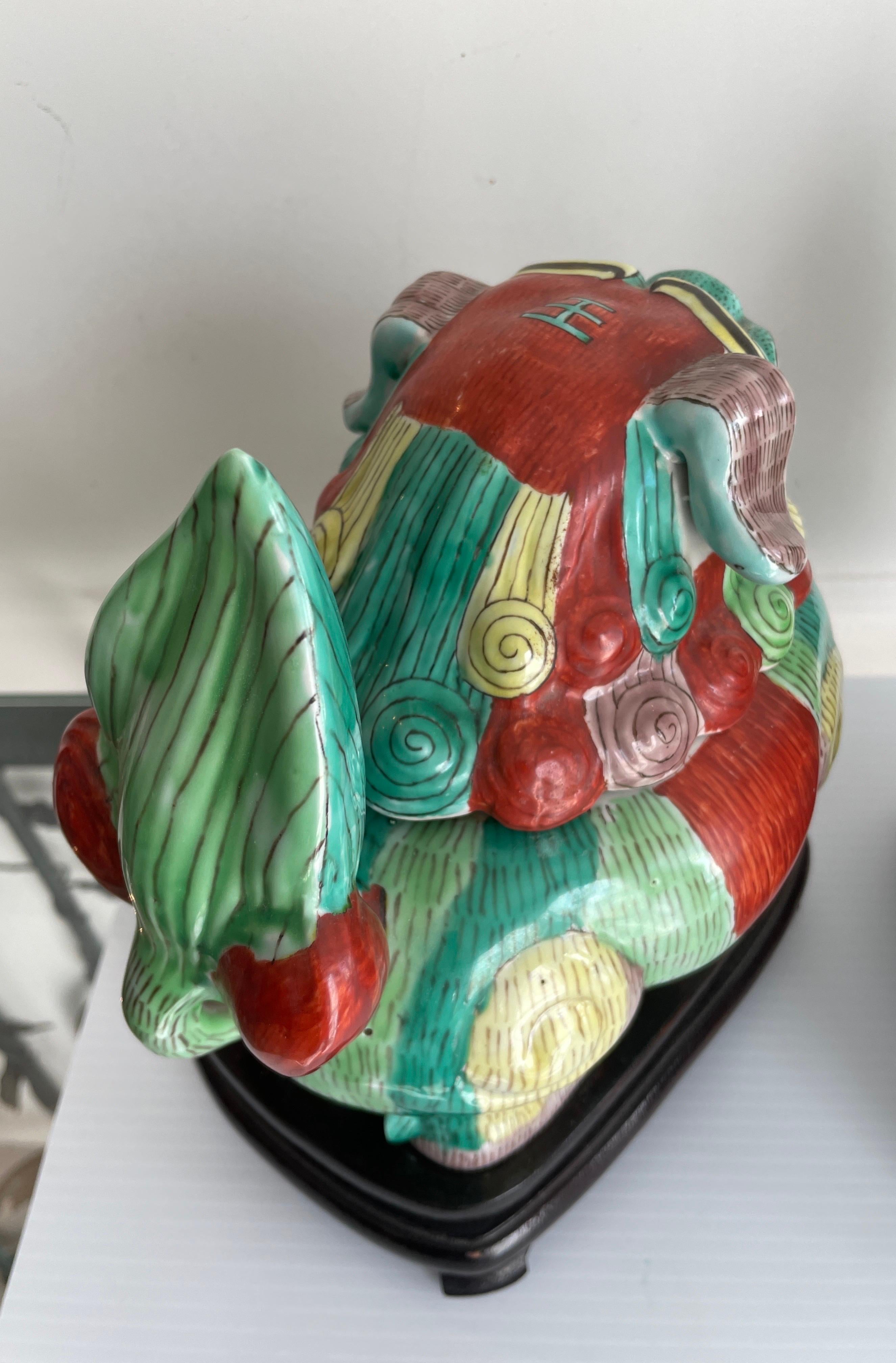 Porcelaine Paire de boîtes pour chiens Foo sur pied en vente