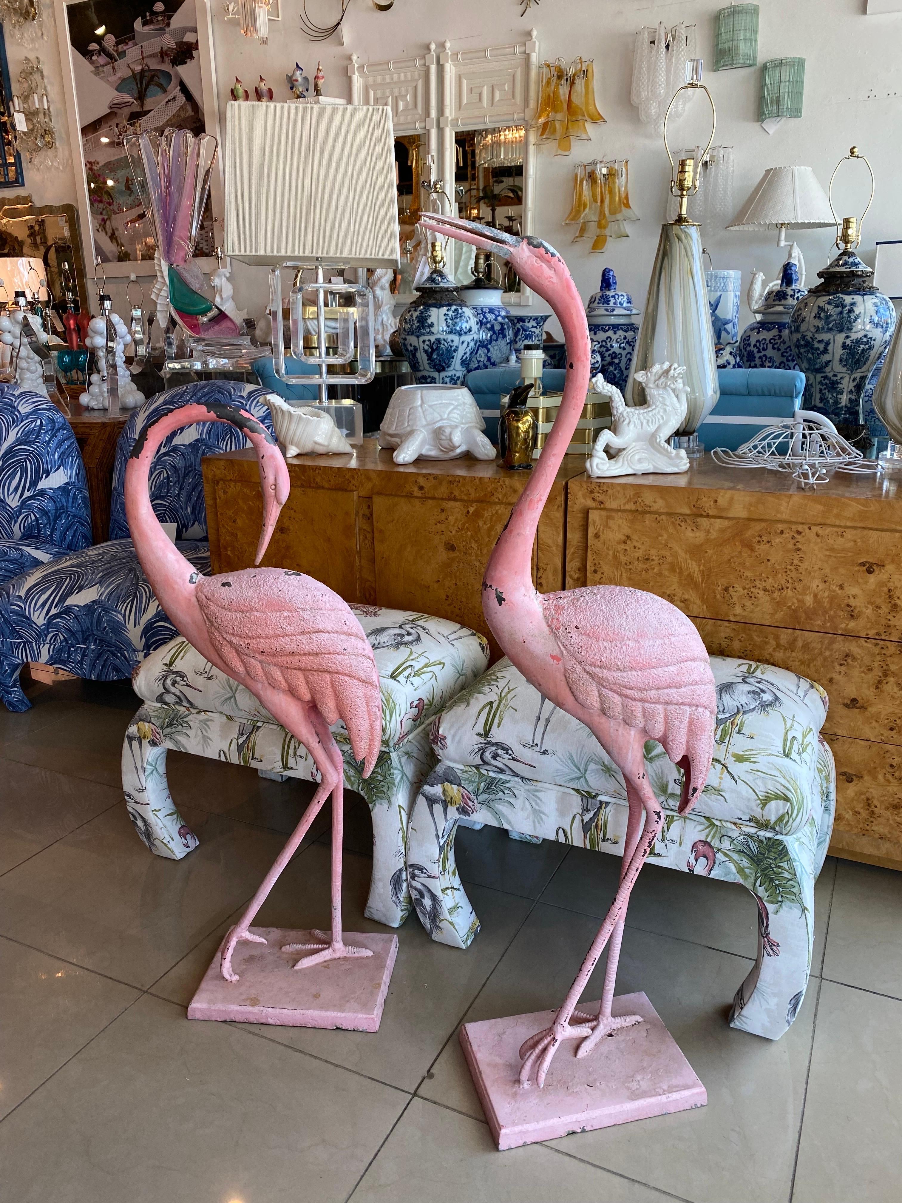 pink flamingo garden statue