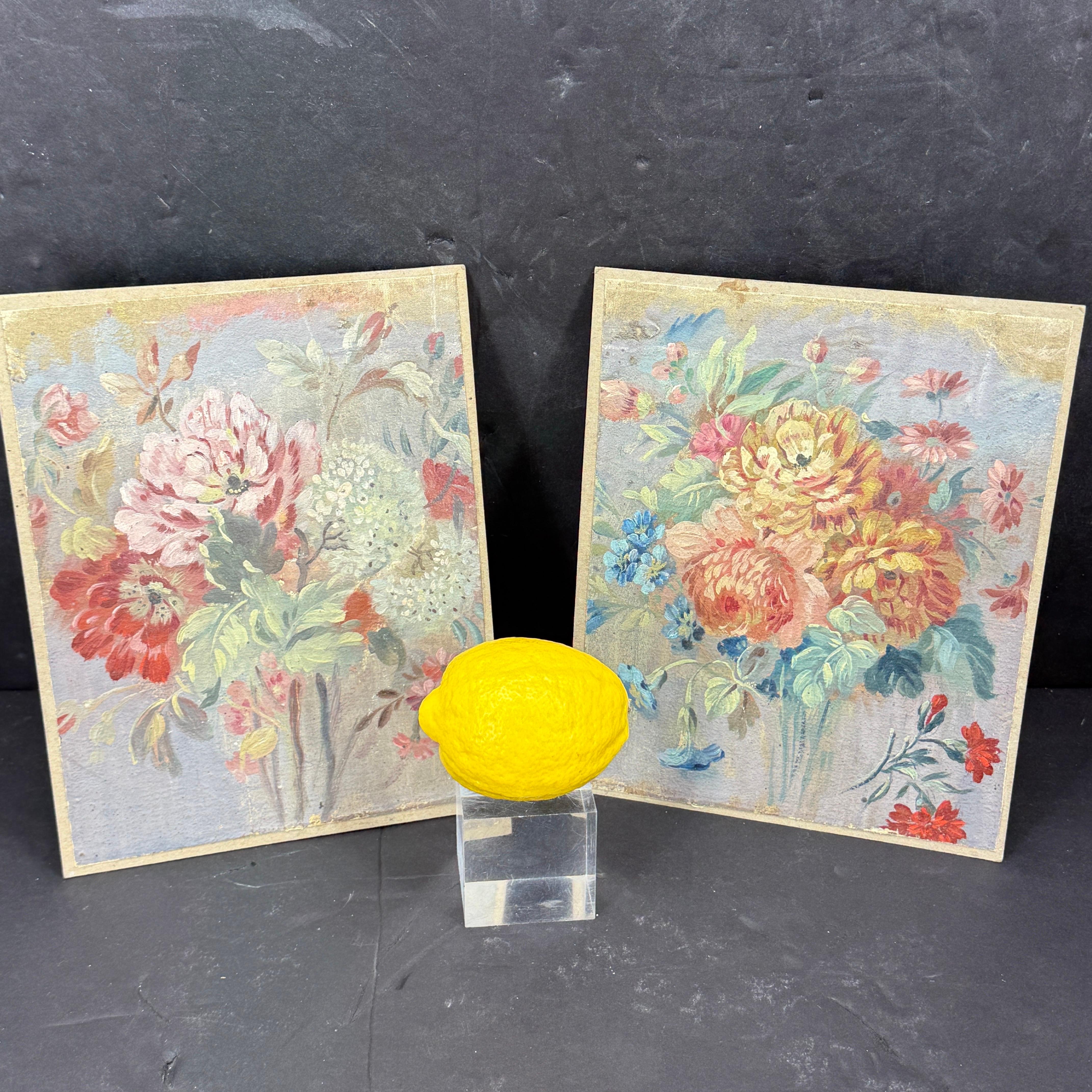 Sehr charmant Satz von 2 Ölgemälde, wie in Paris gefunden. Dieses Paar zeichnet sich durch ein Bouquet aus sanften Farben wie Grau, Grün, Blau, Rot und Rosa aus. Bei beiden Kunstwerken ist die Farbe in Schichten aufgetragen und die Gesamttextur
