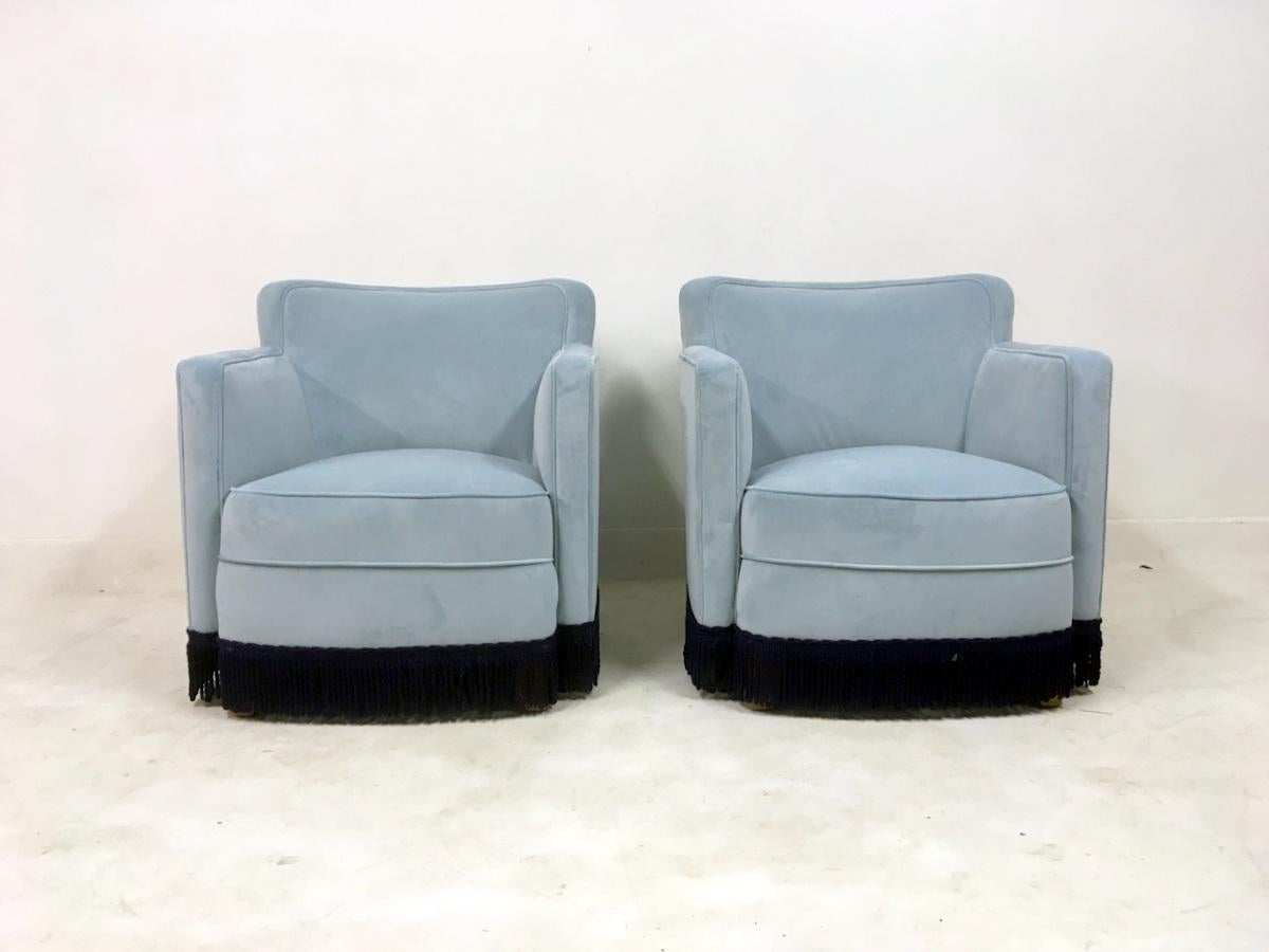 A pair of armchairs, newly upholstered in blue velvet with navy blue fringe.
Compact shape
Probably French.
Early to mid-20th century.