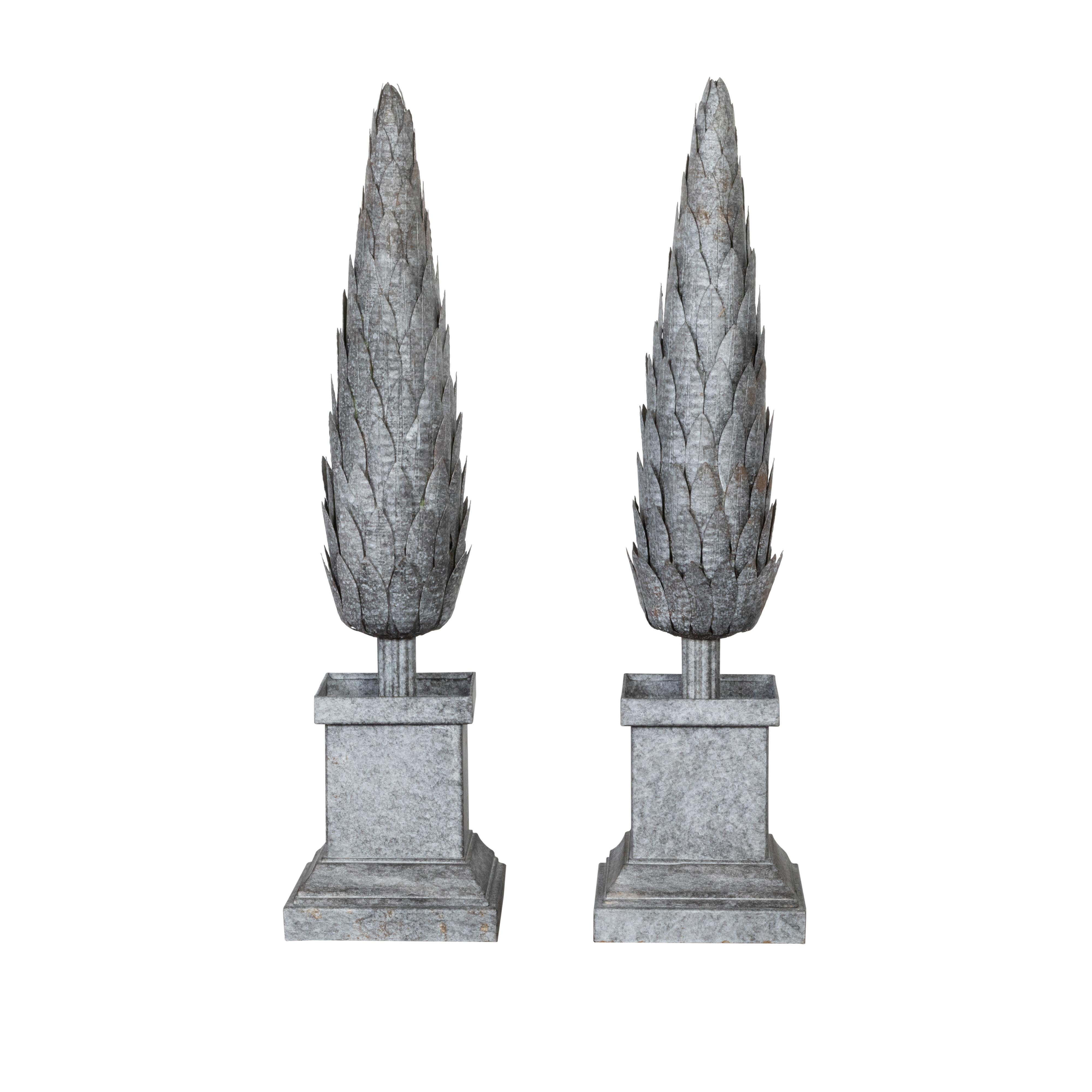 Paire de sculptures topiaires françaises vintage du milieu du siècle dernier en zinc avec socles à gradins