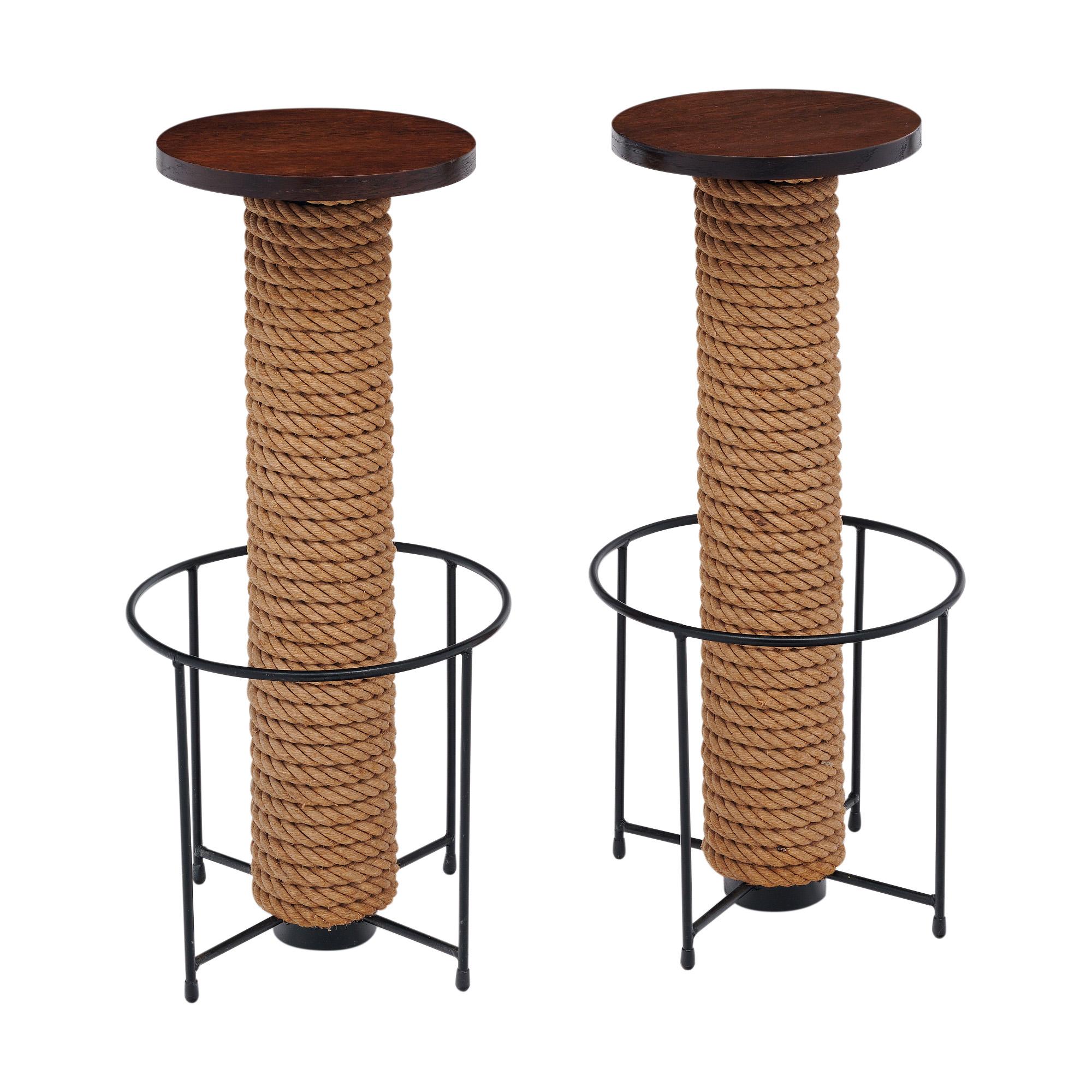 Paire de tabourets français avec sièges en bois et structures recouvertes de corde. La base est munie d'un repose-pieds en métal.
