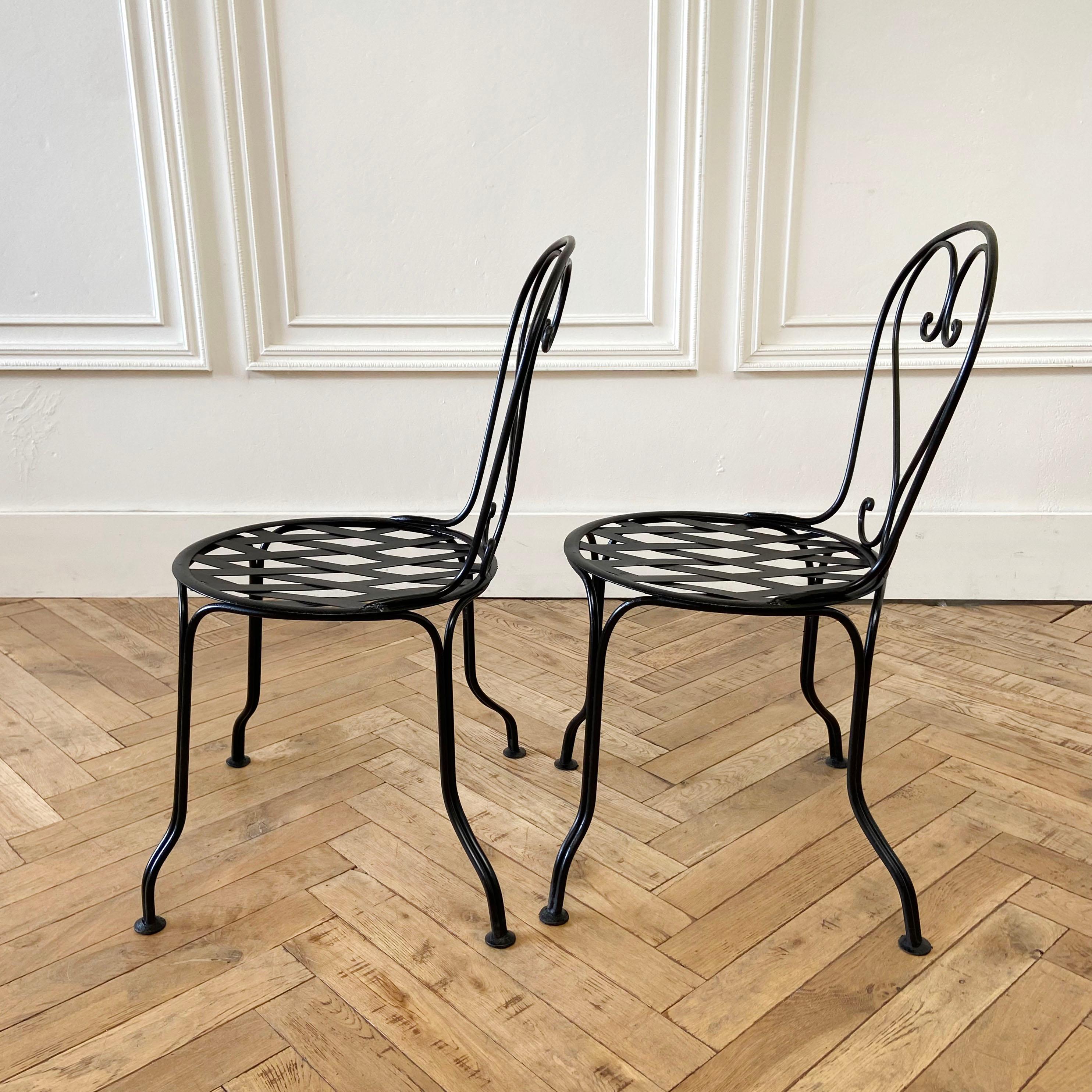 20ième siècle Paire de chaises bistro vintage de style français en fer noir en vente