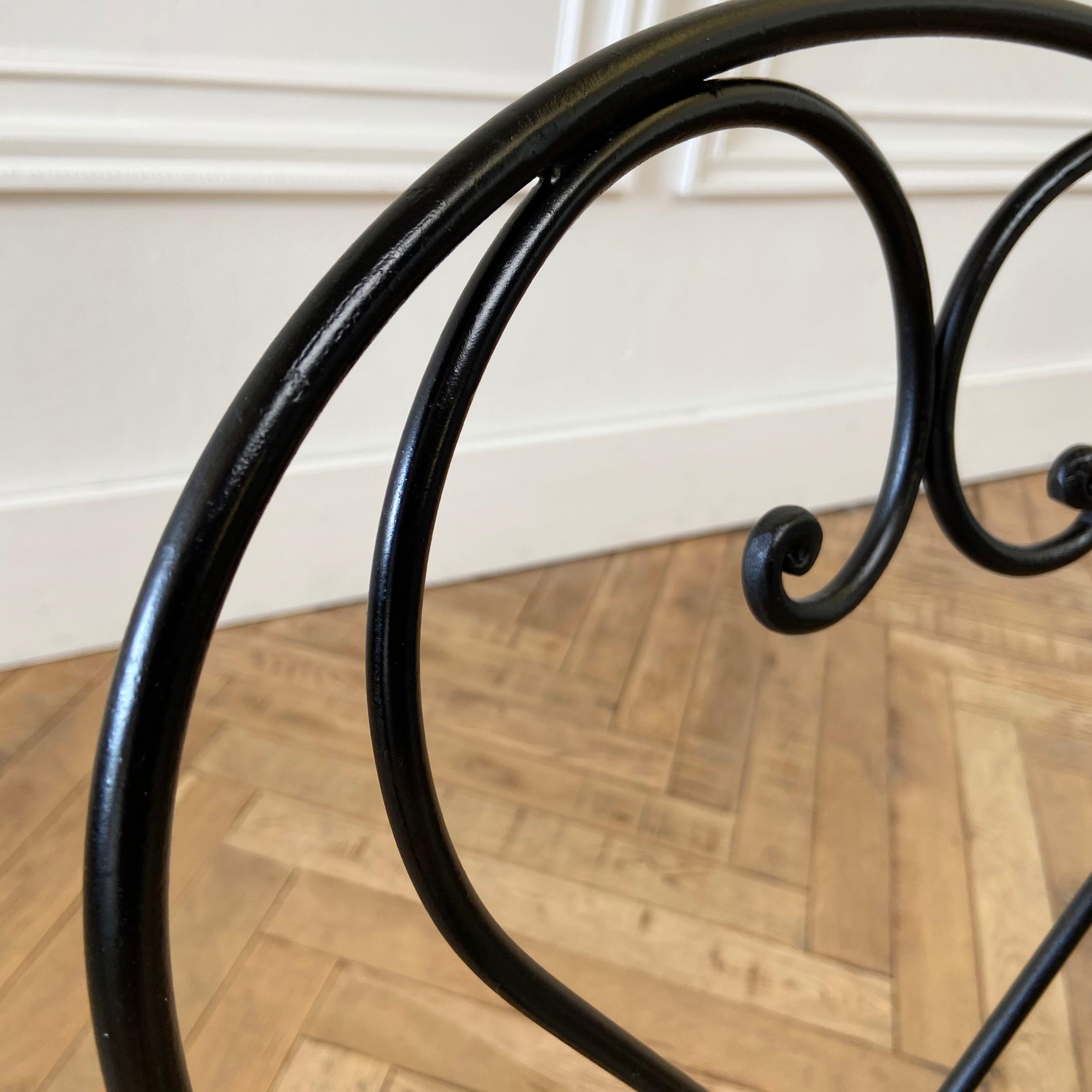 Fer Paire de chaises bistro vintage de style français en fer noir en vente