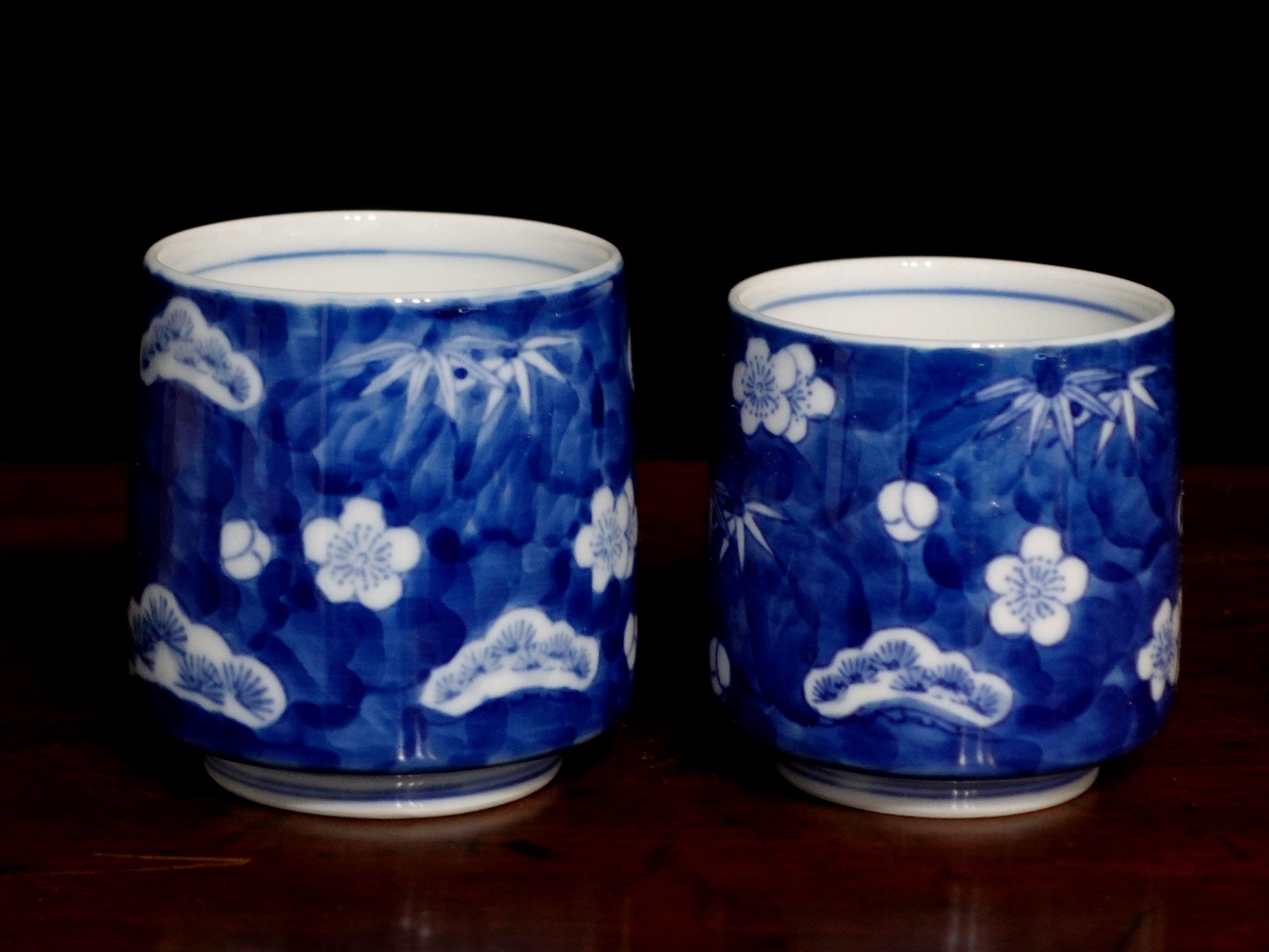 Vintage pair of fukagawa porcelain tea cups - signed and original box included.
Blue and White with the patterns of bamboo, plums, and pine tree leaves.
In good original new condition and just found in the warehouse, never used before.
