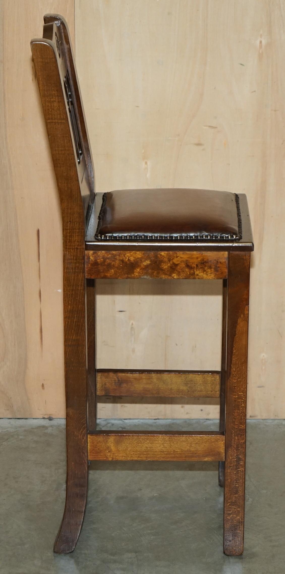 COPPIA D'EPOCA DI SGABELLI DA CUCINA IN PELLE MARRONE COMPLETAMENTE RISTRUTTURATI in vendita 2