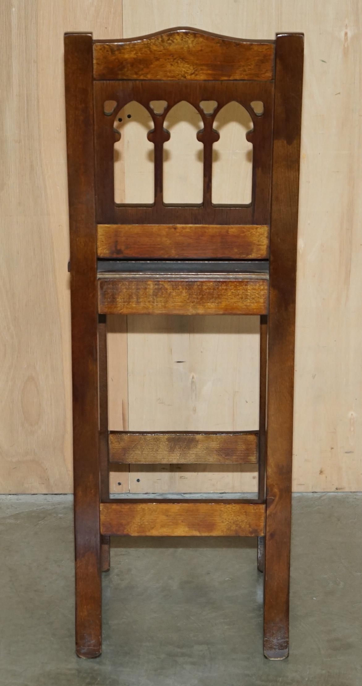 COPPIA D'EPOCA DI SGABELLI DA CUCINA IN PELLE MARRONE COMPLETAMENTE RISTRUTTURATI in vendita 3