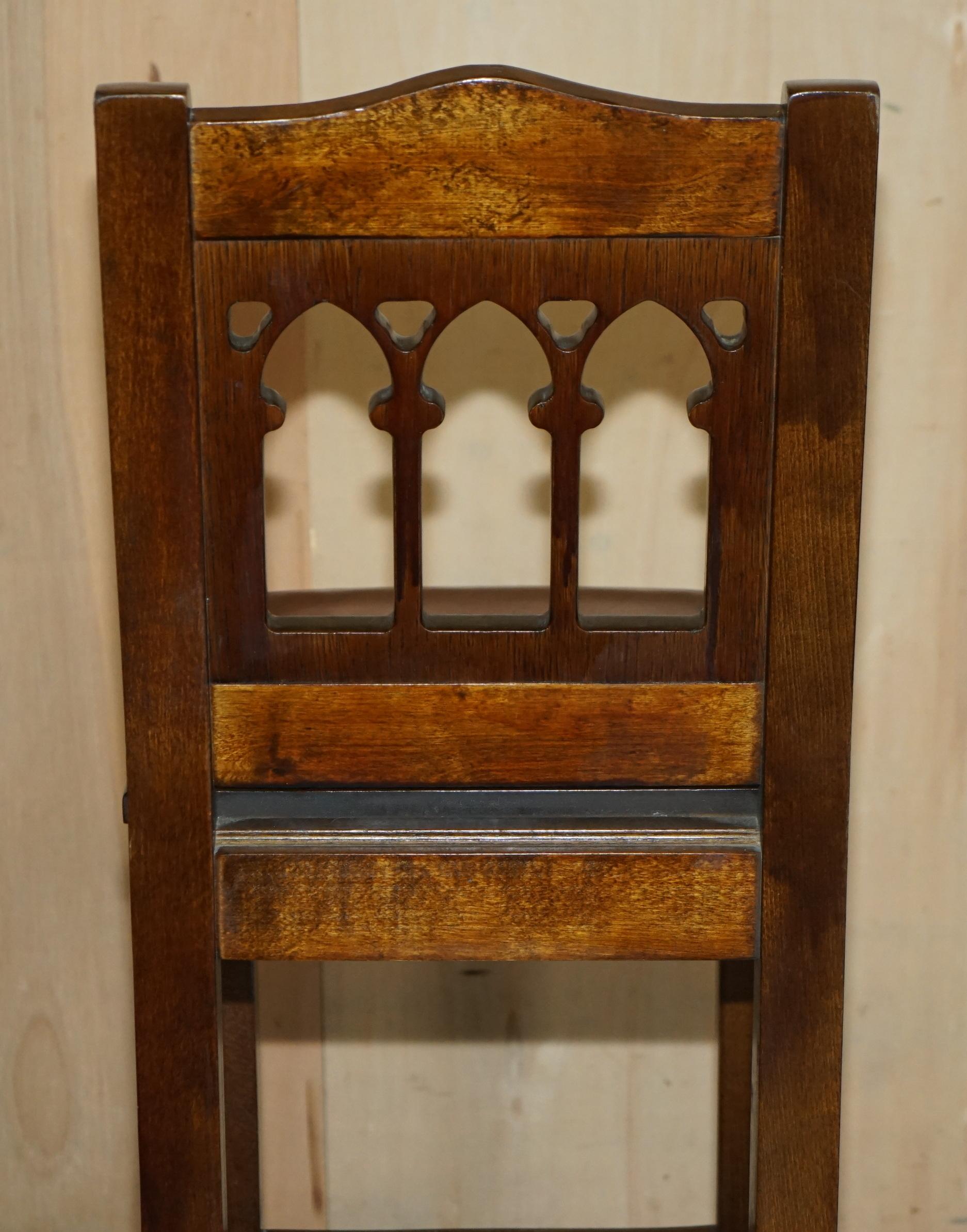 COPPIA D'EPOCA DI SGABELLI DA CUCINA IN PELLE MARRONE COMPLETAMENTE RISTRUTTURATI in vendita 4