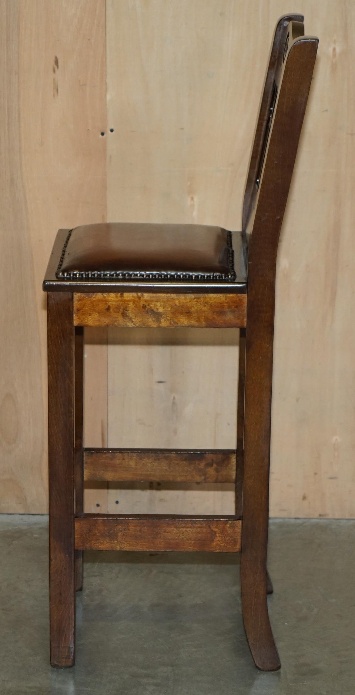 COPPIA D'EPOCA DI SGABELLI DA CUCINA IN PELLE MARRONE COMPLETAMENTE RISTRUTTURATI in vendita 5