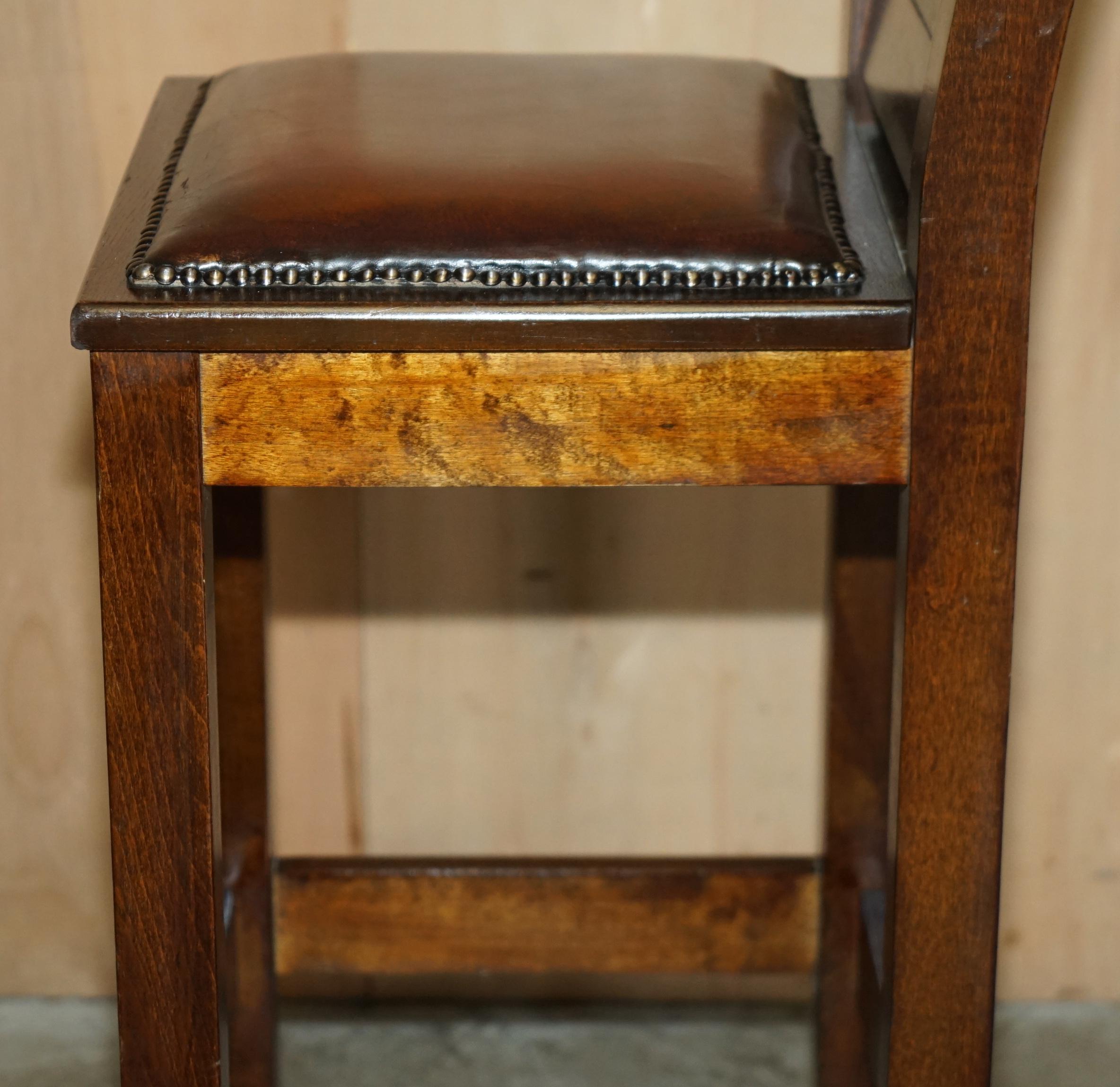 COPPIA D'EPOCA DI SGABELLI DA CUCINA IN PELLE MARRONE COMPLETAMENTE RISTRUTTURATI in vendita 6