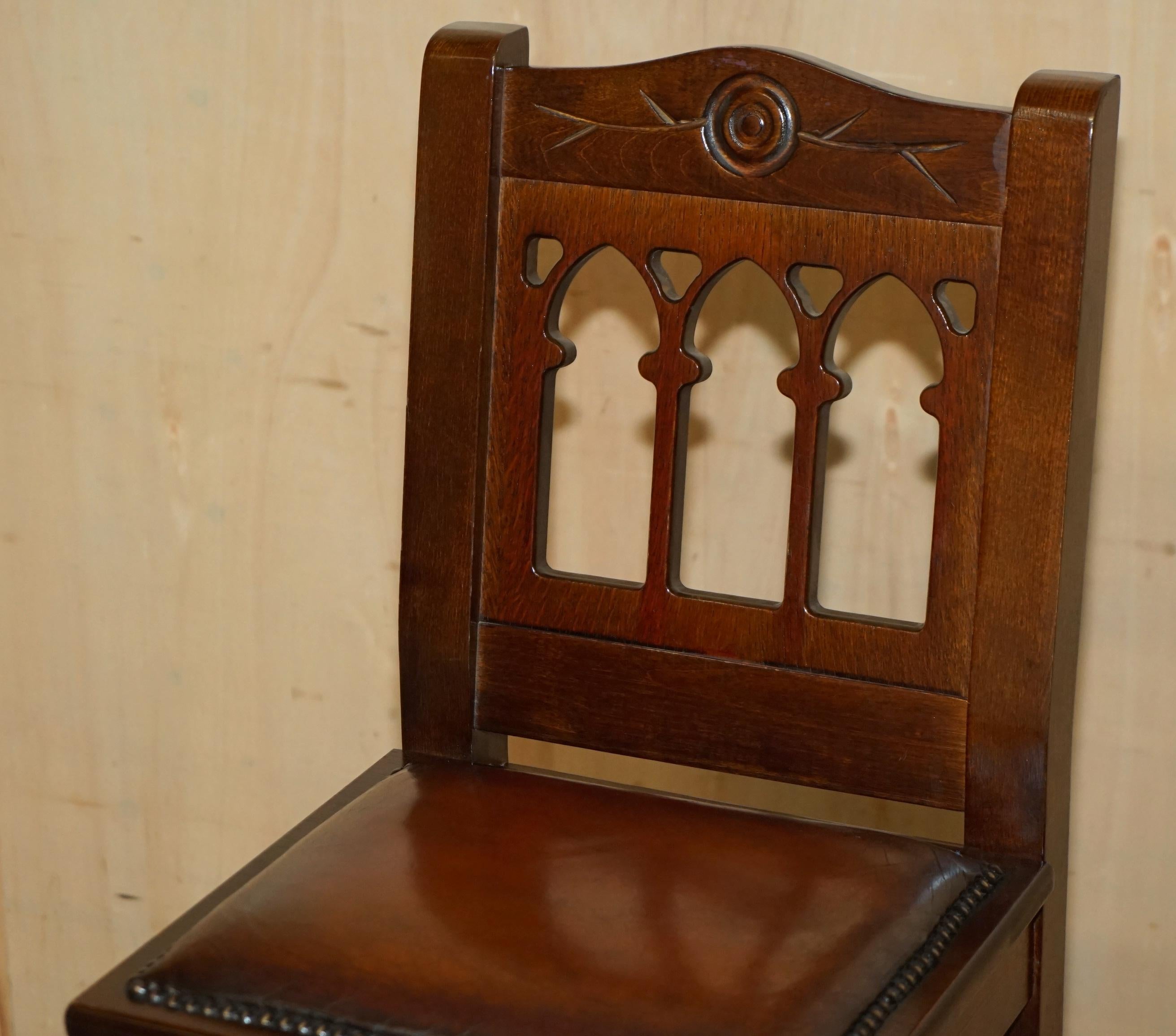 COPPIA D'EPOCA DI SGABELLI DA CUCINA IN PELLE MARRONE COMPLETAMENTE RISTRUTTURATI in vendita 9