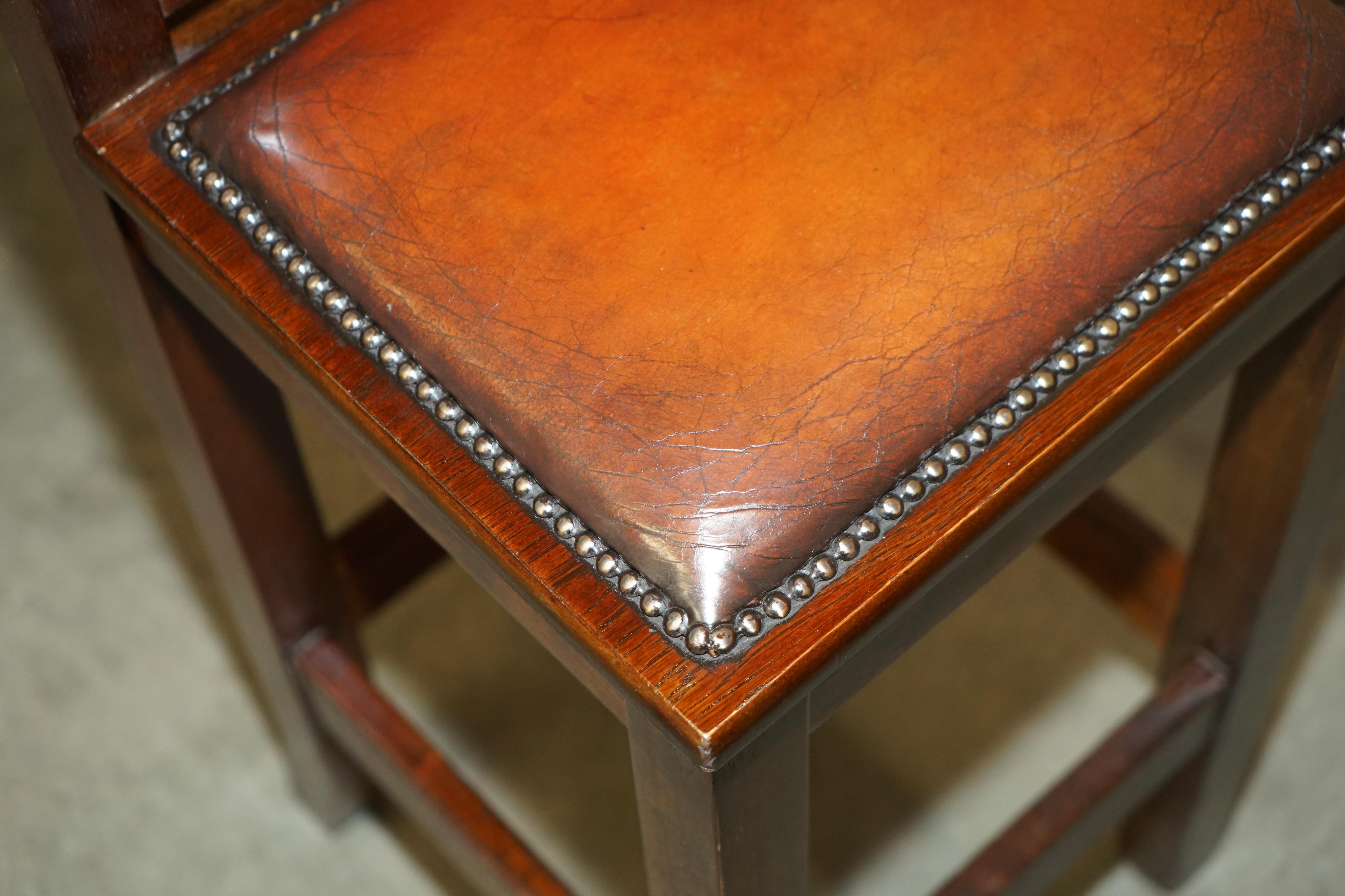 COPPIA D'EPOCA DI SGABELLI DA CUCINA IN PELLE MARRONE COMPLETAMENTE RISTRUTTURATI in vendita 11