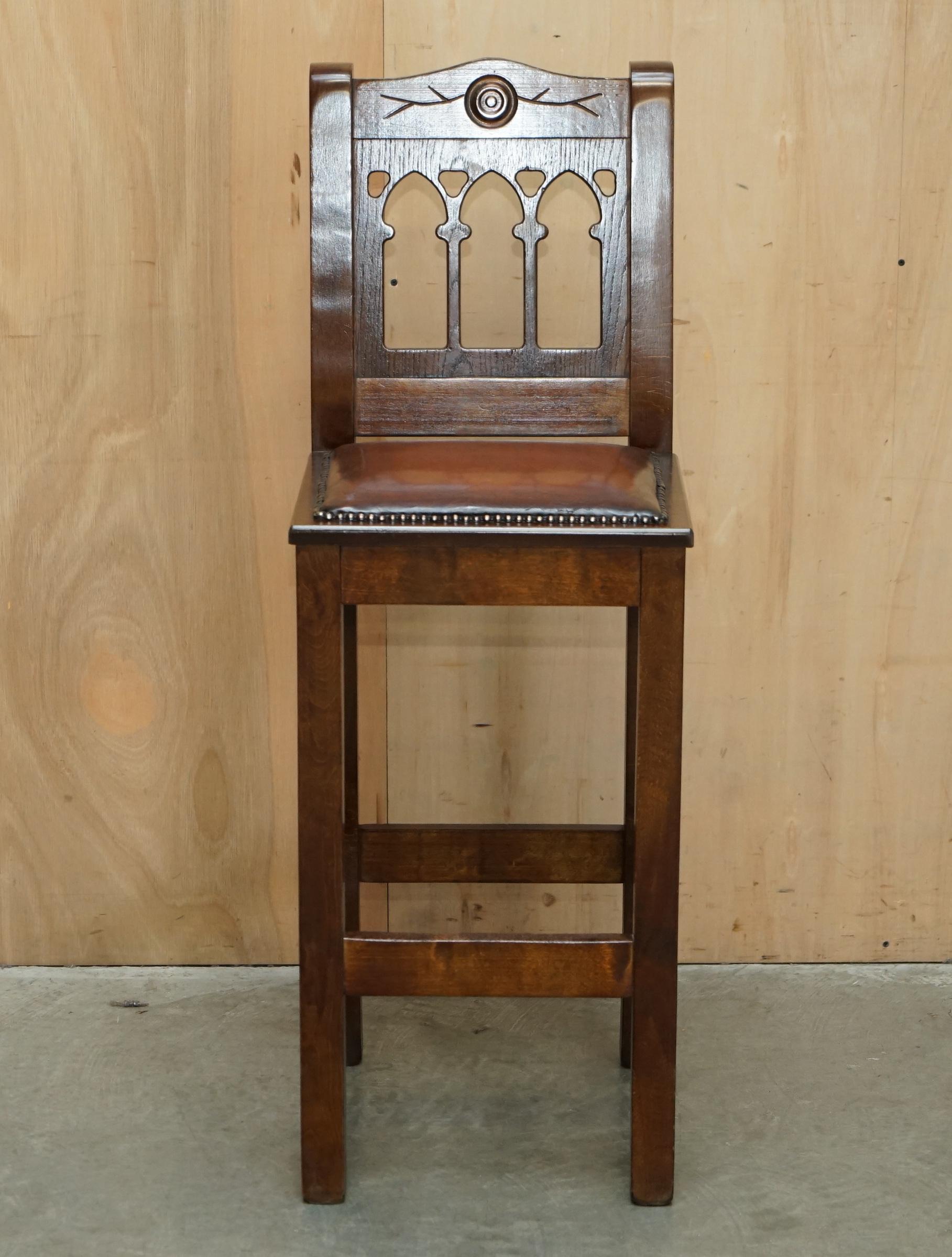 Arts and Crafts COPPIA D'EPOCA DI SGABELLI DA CUCINA IN PELLE MARRONE COMPLETAMENTE RISTRUTTURATI in vendita