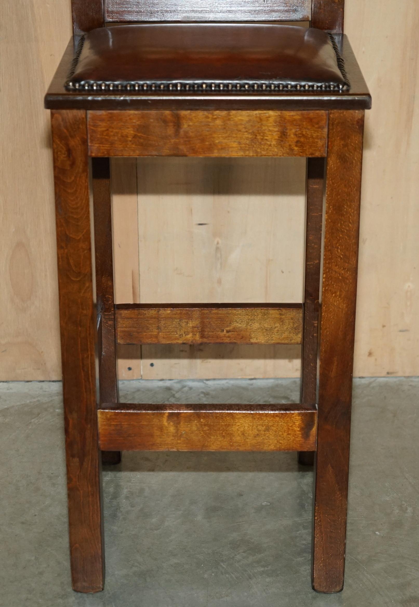 COPPIA D'EPOCA DI SGABELLI DA CUCINA IN PELLE MARRONE COMPLETAMENTE RISTRUTTURATI in vendita 1