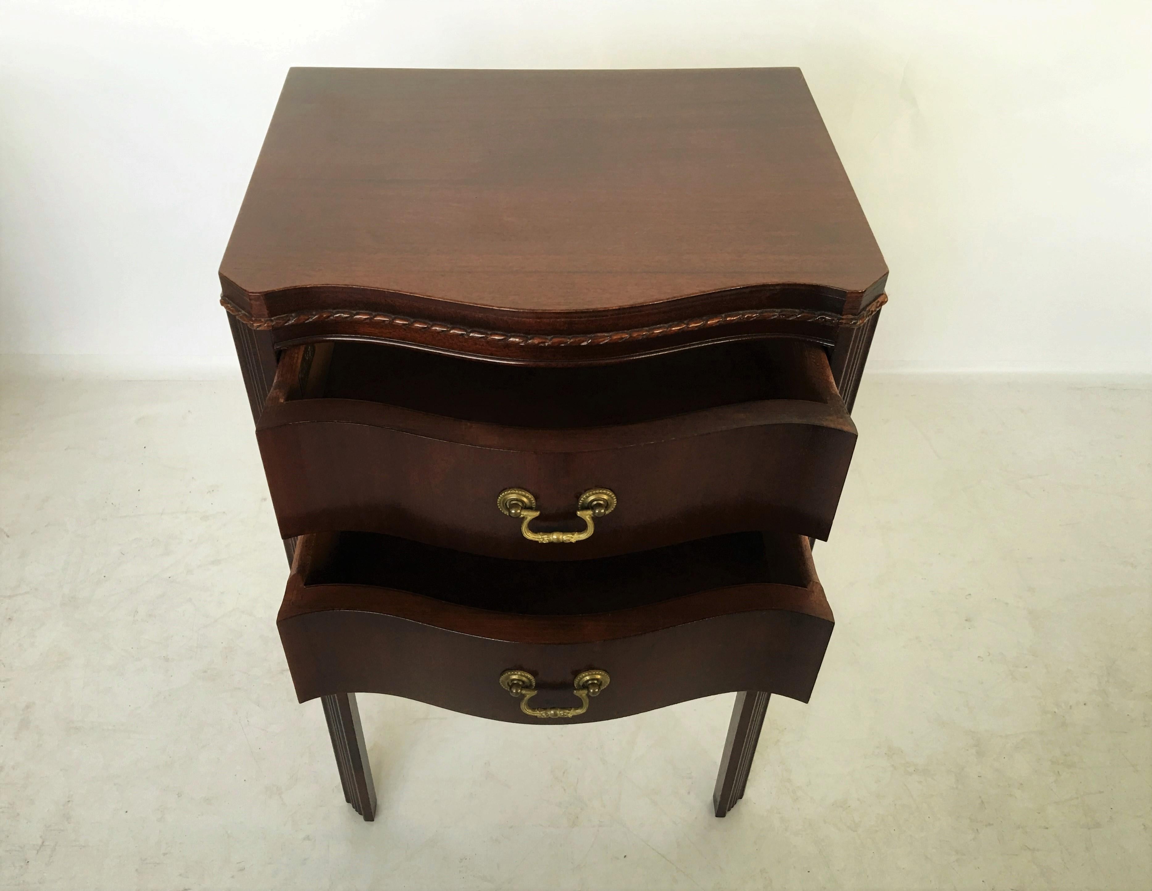 Vintage Pair of Georgian Mahogany Serpentine Nightstands or End Tables In Good Condition In Dallas, TX