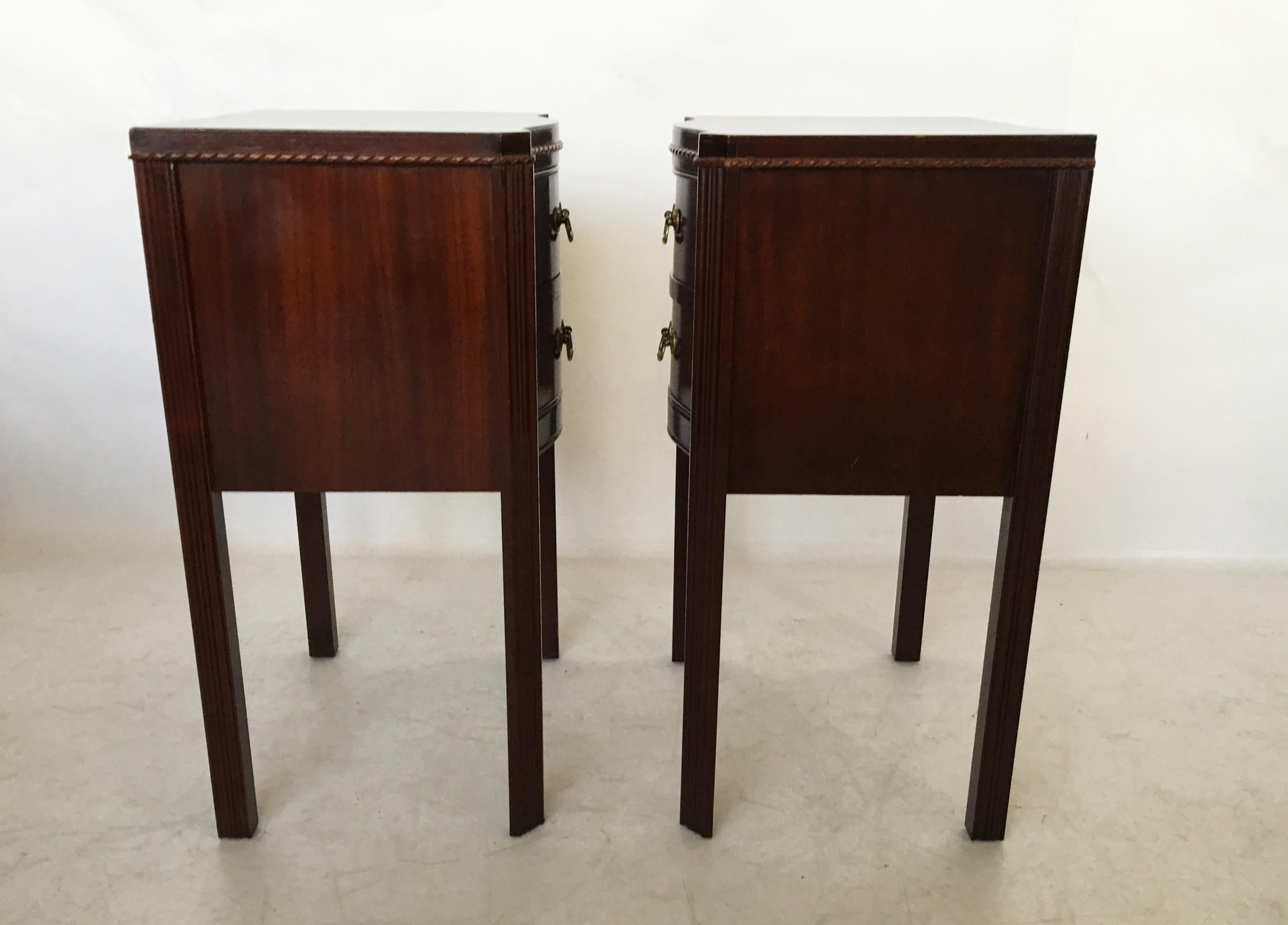 Mid-20th Century Vintage Pair of Georgian Mahogany Serpentine Nightstands or End Tables