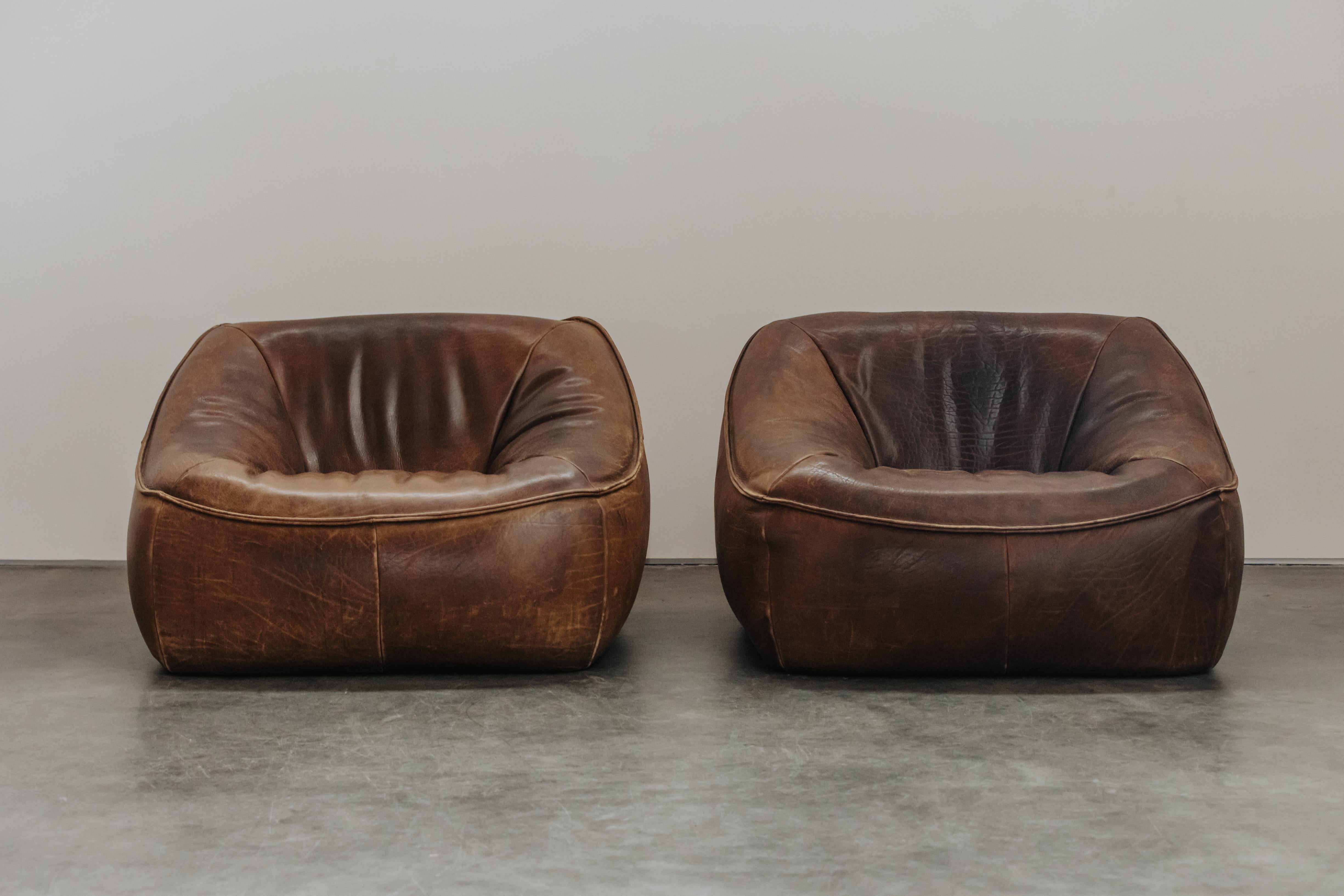 Coppia di sedie da salotto 'Ringo' di Gerard Van Den Berg, Paesi Bassi, anni '70.  Pelle marrone spessa originale con patina e uso eccellenti.  