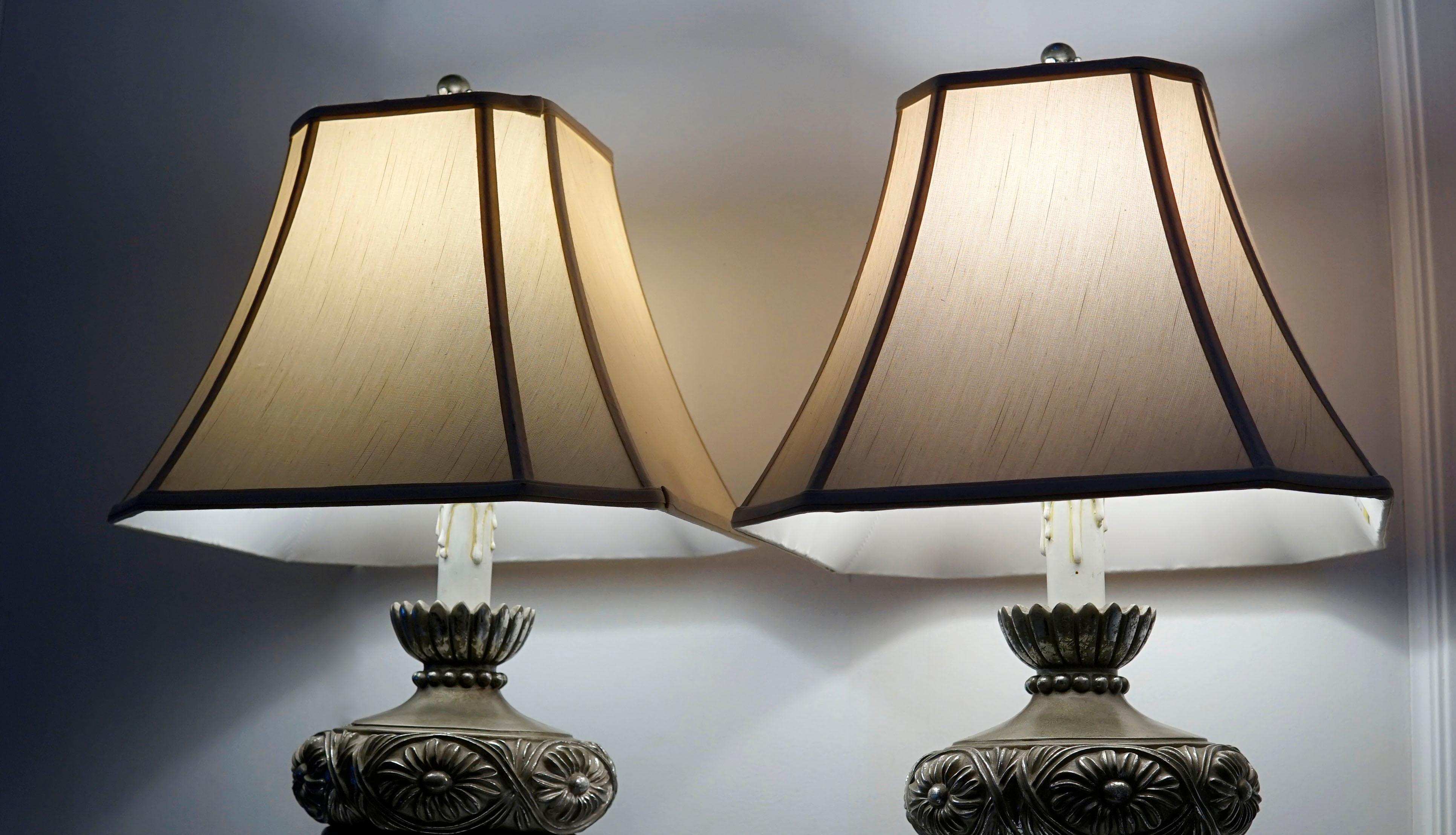 Neoclassico Coppia vintage di lampade neoclassiche in legno dorato e argento, un set in vendita