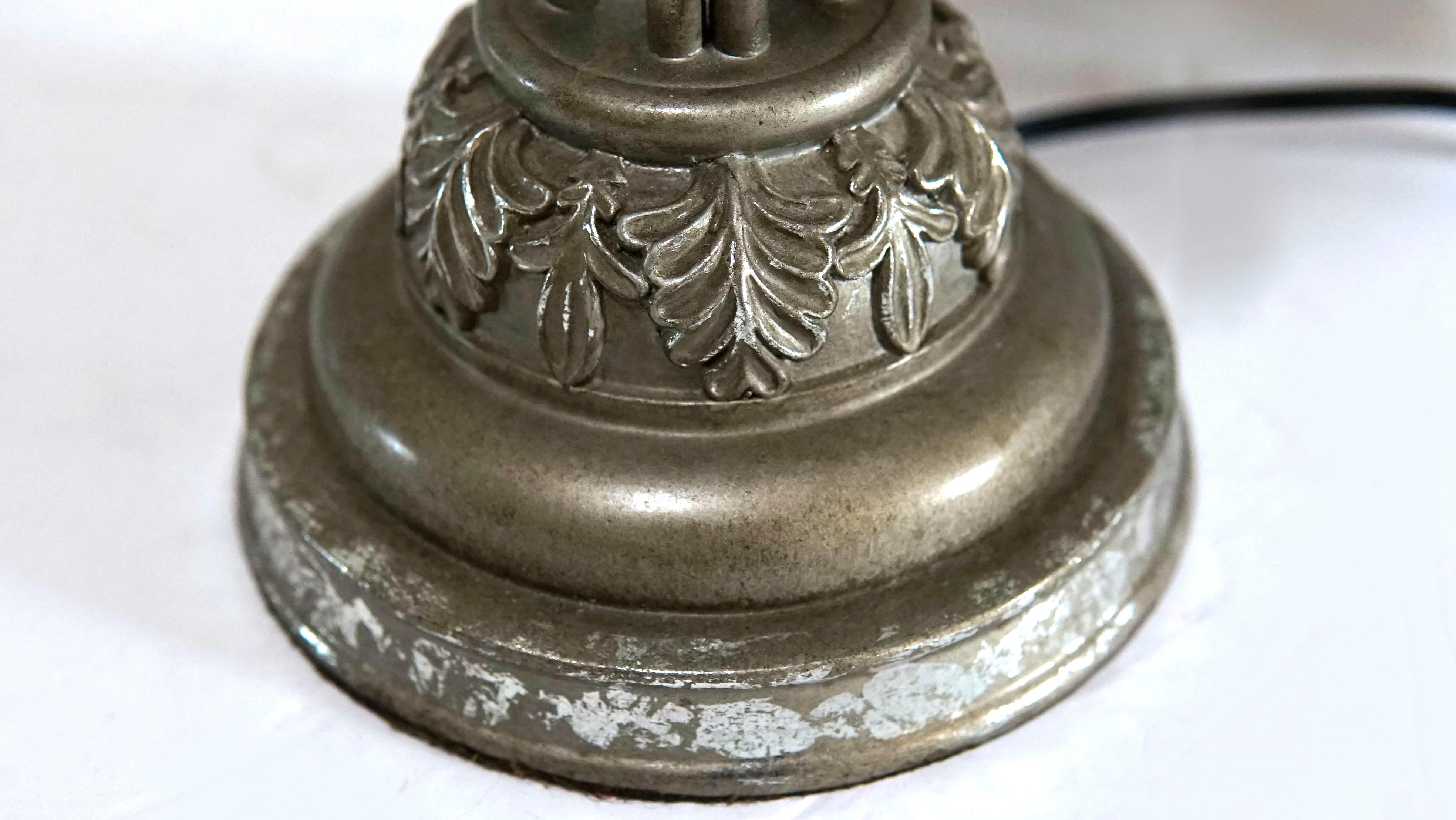 Sconosciuto Coppia vintage di lampade neoclassiche in legno dorato e argento, un set in vendita