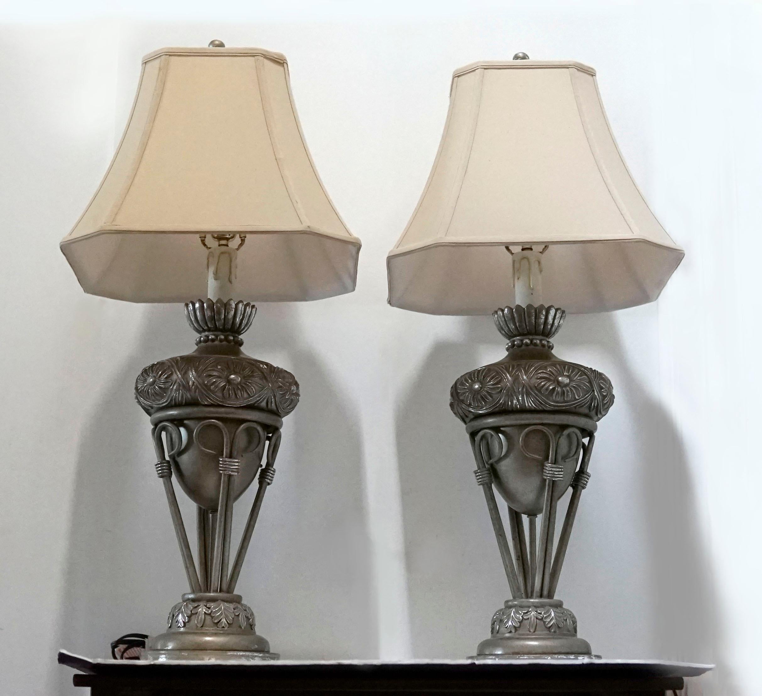 Intagliato Coppia vintage di lampade neoclassiche in legno dorato e argento, un set in vendita