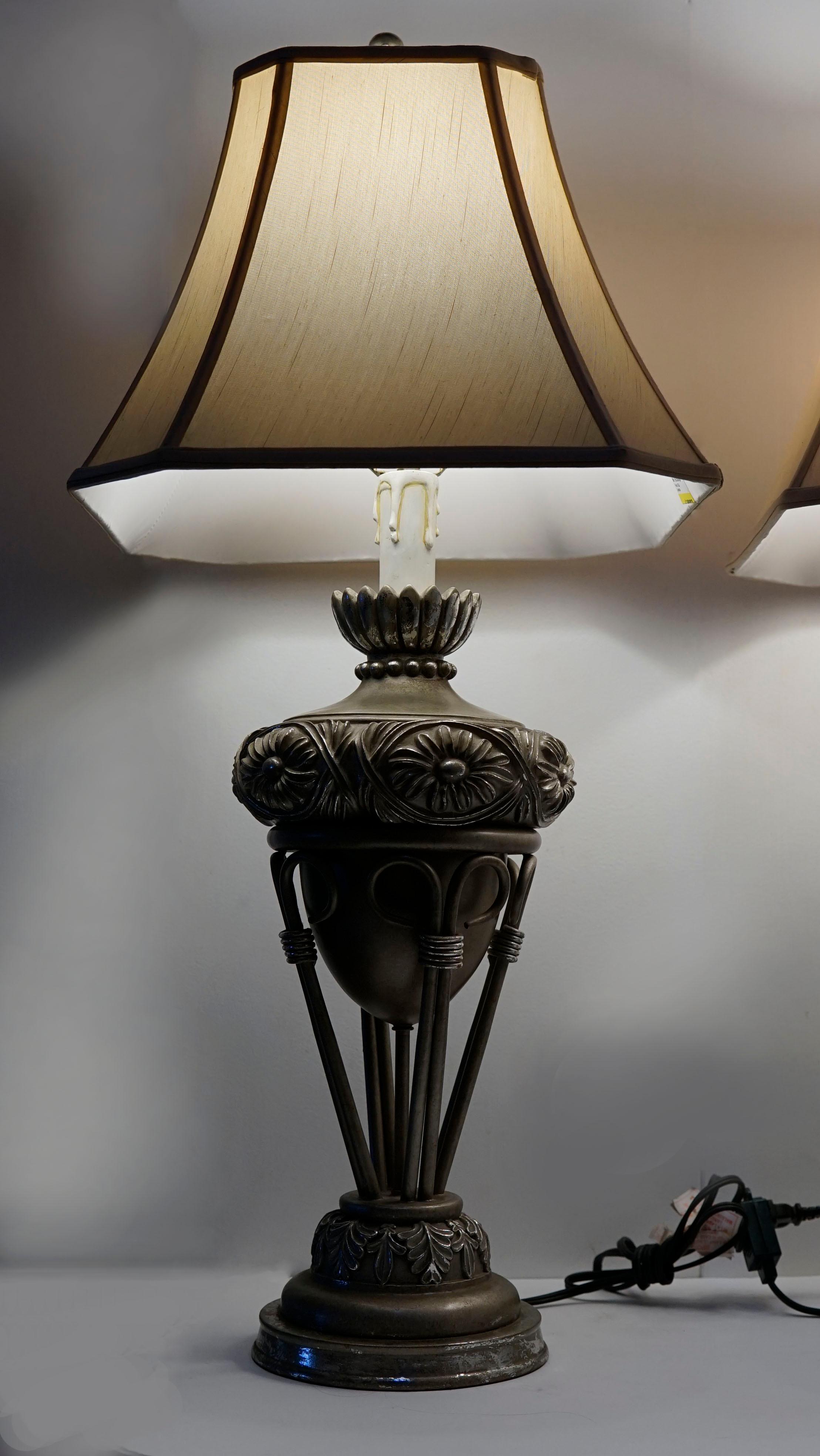 XX secolo Coppia vintage di lampade neoclassiche in legno dorato e argento, un set in vendita