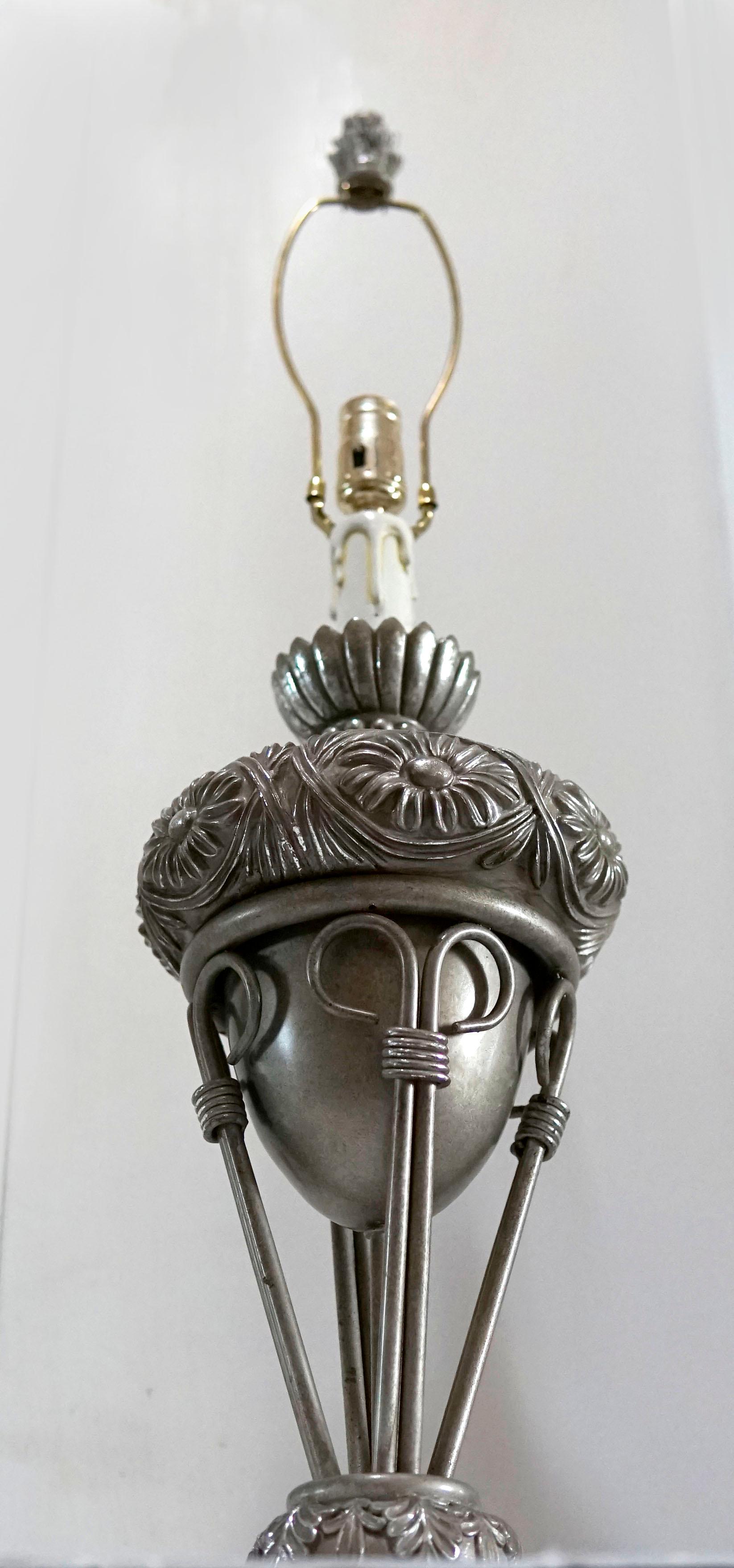 Legno dorato Coppia vintage di lampade neoclassiche in legno dorato e argento, un set in vendita