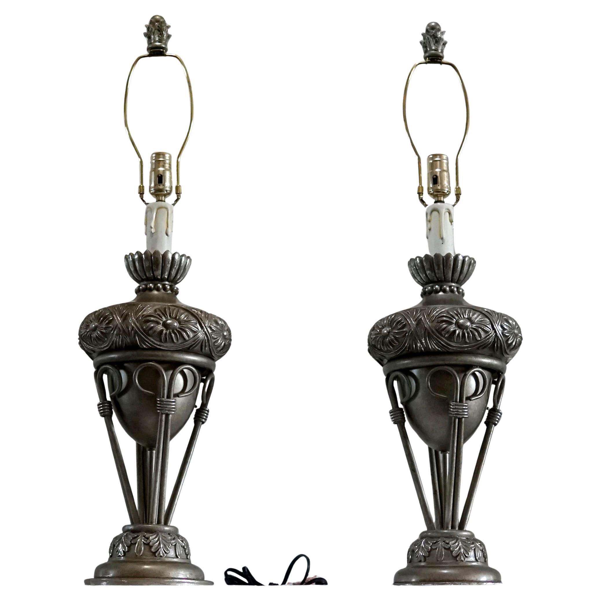 Paar neoklassizistische Vintage-Lampen aus vergoldetem Holz und Silber, ein Set