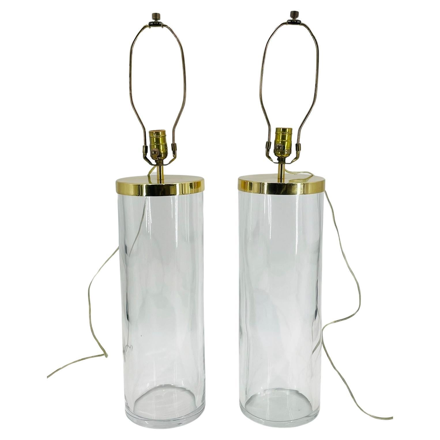 Die Vintage Pair of Glass & Brass Table Lamps von Chapman, USA, stammen aus der mondänen Ära der 1970er Jahre. Diese exquisiten Lampen strahlen zeitlose Eleganz aus und werten mit ihrer tadellosen Handwerkskunst mühelos jeden Raum auf. Jede Leuchte