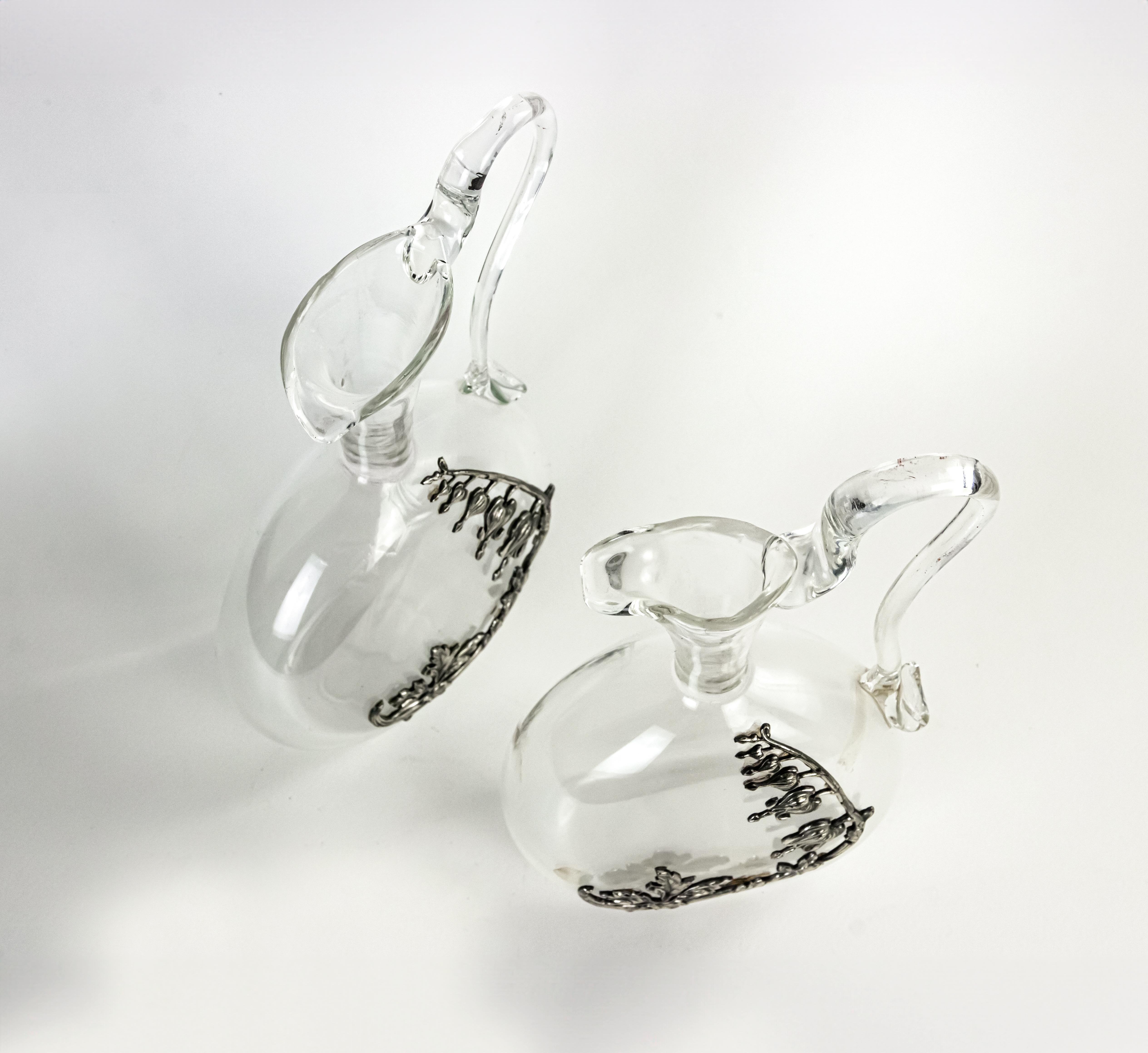 Pareja de jarras de cristal vintage.

Adornos de plata.

22 x 12,5 cm; 21 x 12 cm.

Italia, años setenta.

Muy buen estado, salvo algunas manchas amarillas en una jarra. 