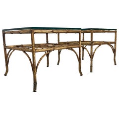 Coppia di tavolini vintage con piano in vetro e base in finto bambù color oro