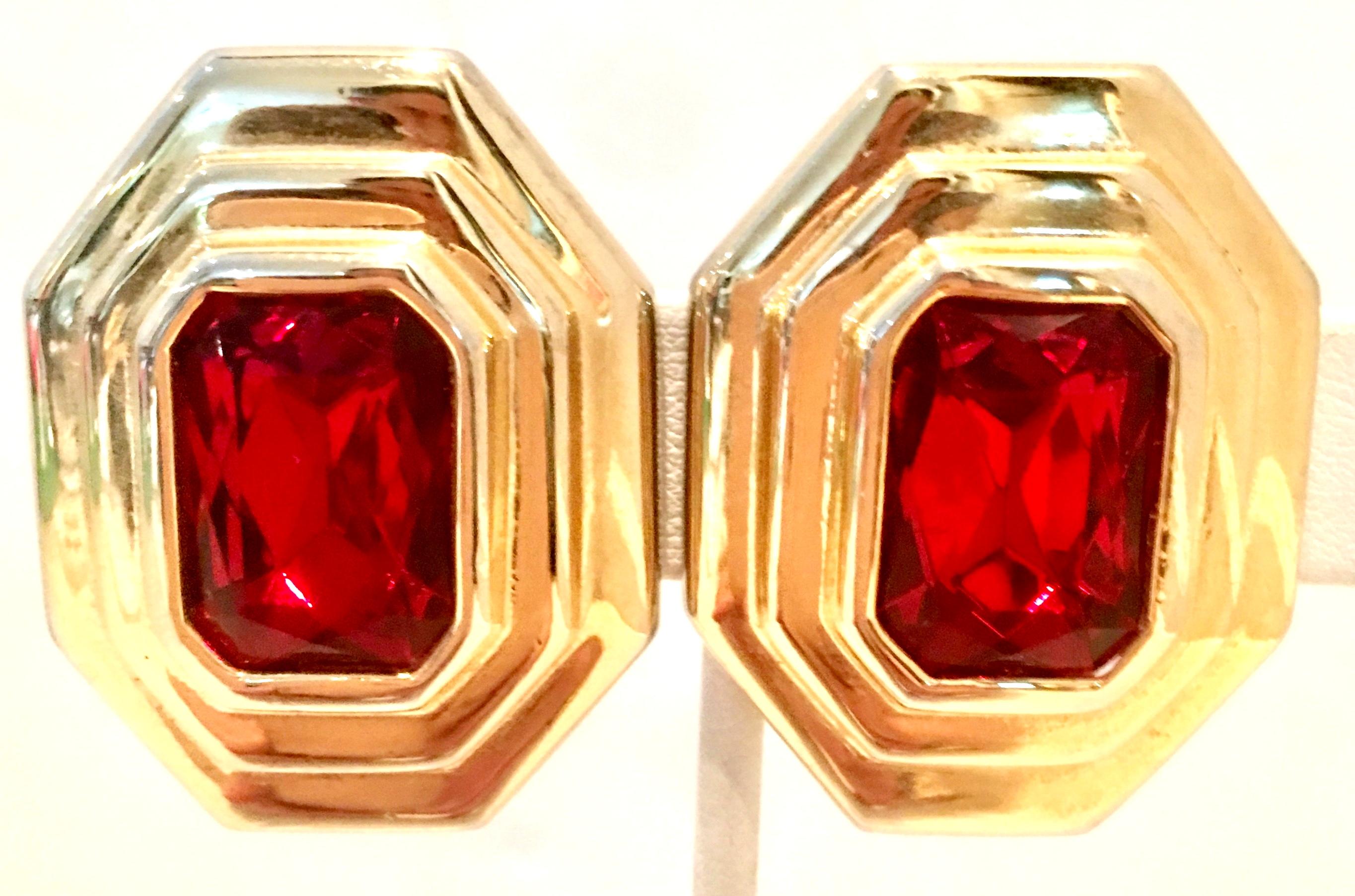Vintage Pair of Gold Plate & Ruby Red Facettierte und geschliffene Kunst Glas Ohrringe von, Diva. Diese Clip-Stil dimensionalen Ohrringe verfügen über eine brillante und große zentrale Rubin rot facettiert und geschliffen Kunst Glas Stein von ca.