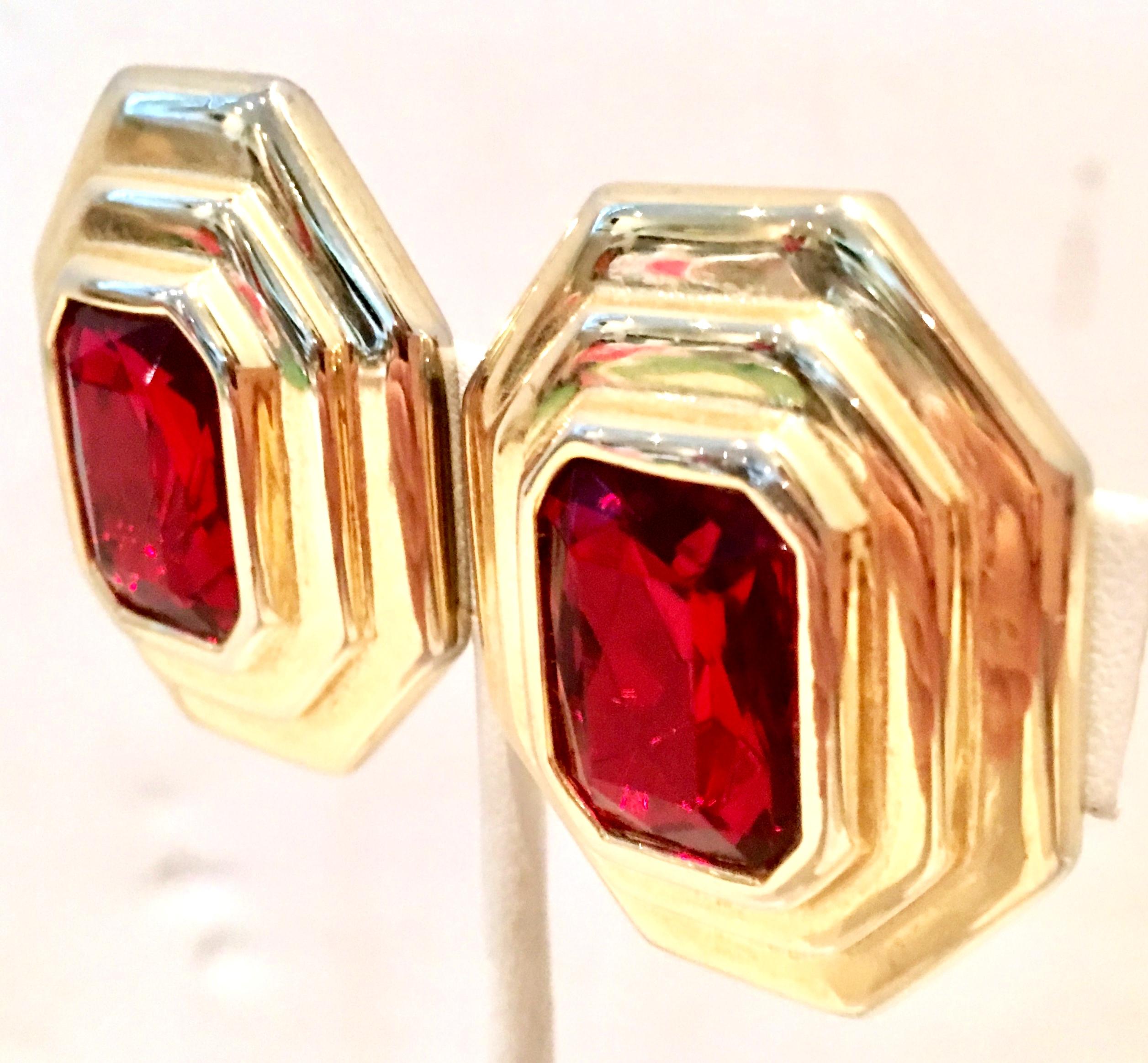 Paar Vintage-Ohrringe aus Gold und Rubin-Kunstglas von Diva im Angebot 1