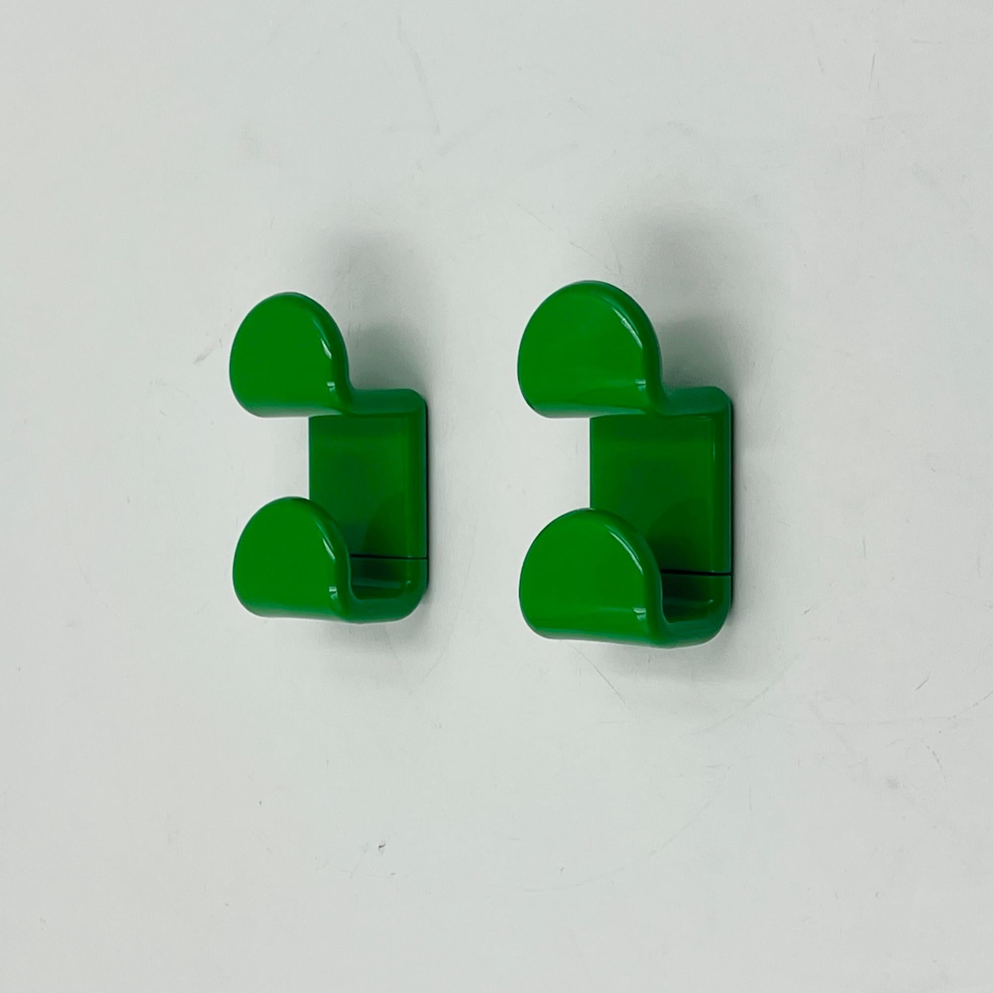 Presentiamo un raro set di appendiabiti degli anni '70 del designer italiano Ambrogio Rossari per Gedy. Questi ganci, realizzati in resistente plastica verde, presentano un design sinuoso e minimalista che riflette lo spirito innovativo dell'epoca.
