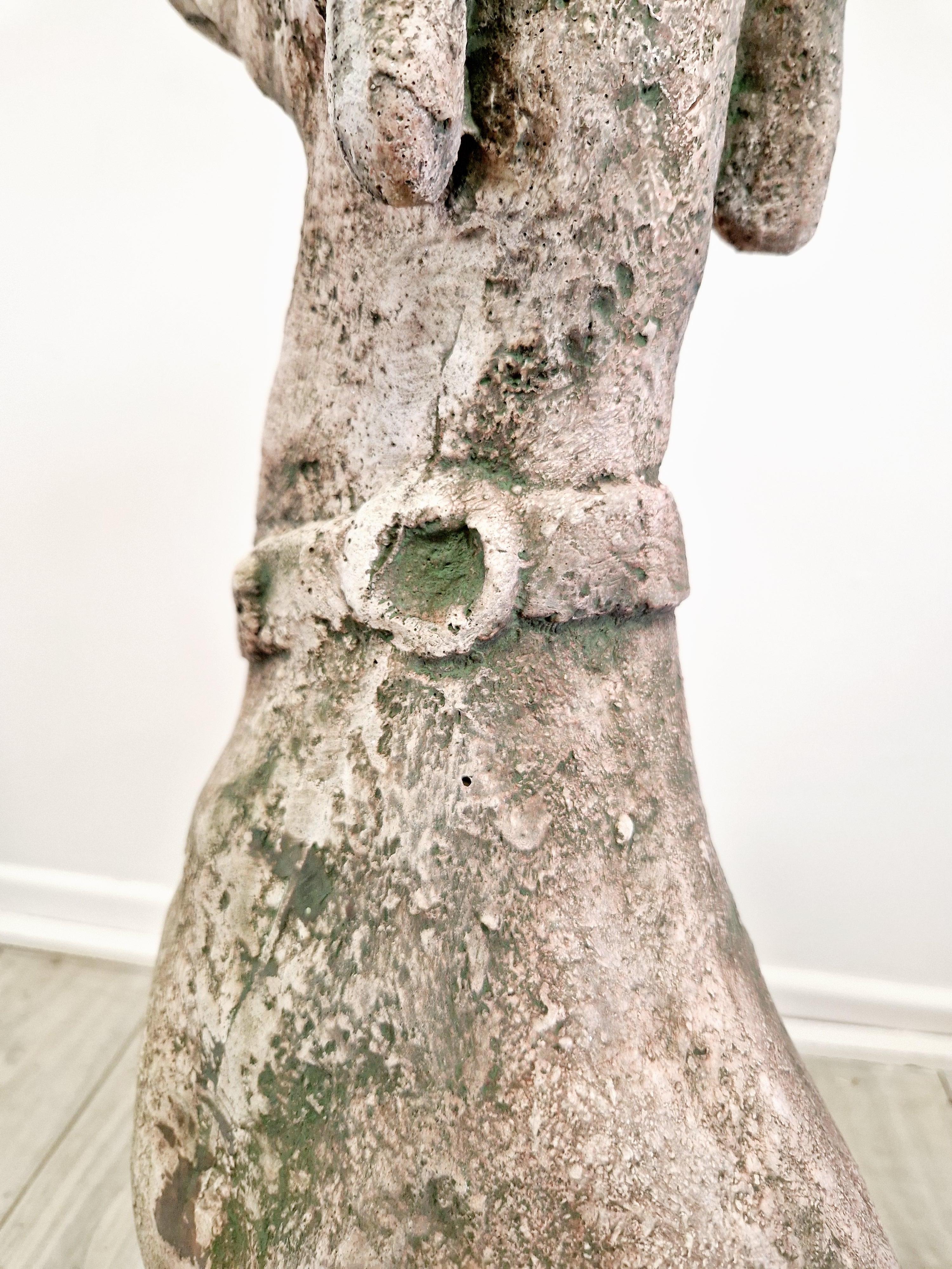 Questa coppia vintage di statue di cani Greene & Greene è un grande ornamento in stile antico realizzato in pietra compressa, con una finitura liscia di colore grigio con sfumature rosse e verdi. Le statue raffigurano cani levrieri in una forma