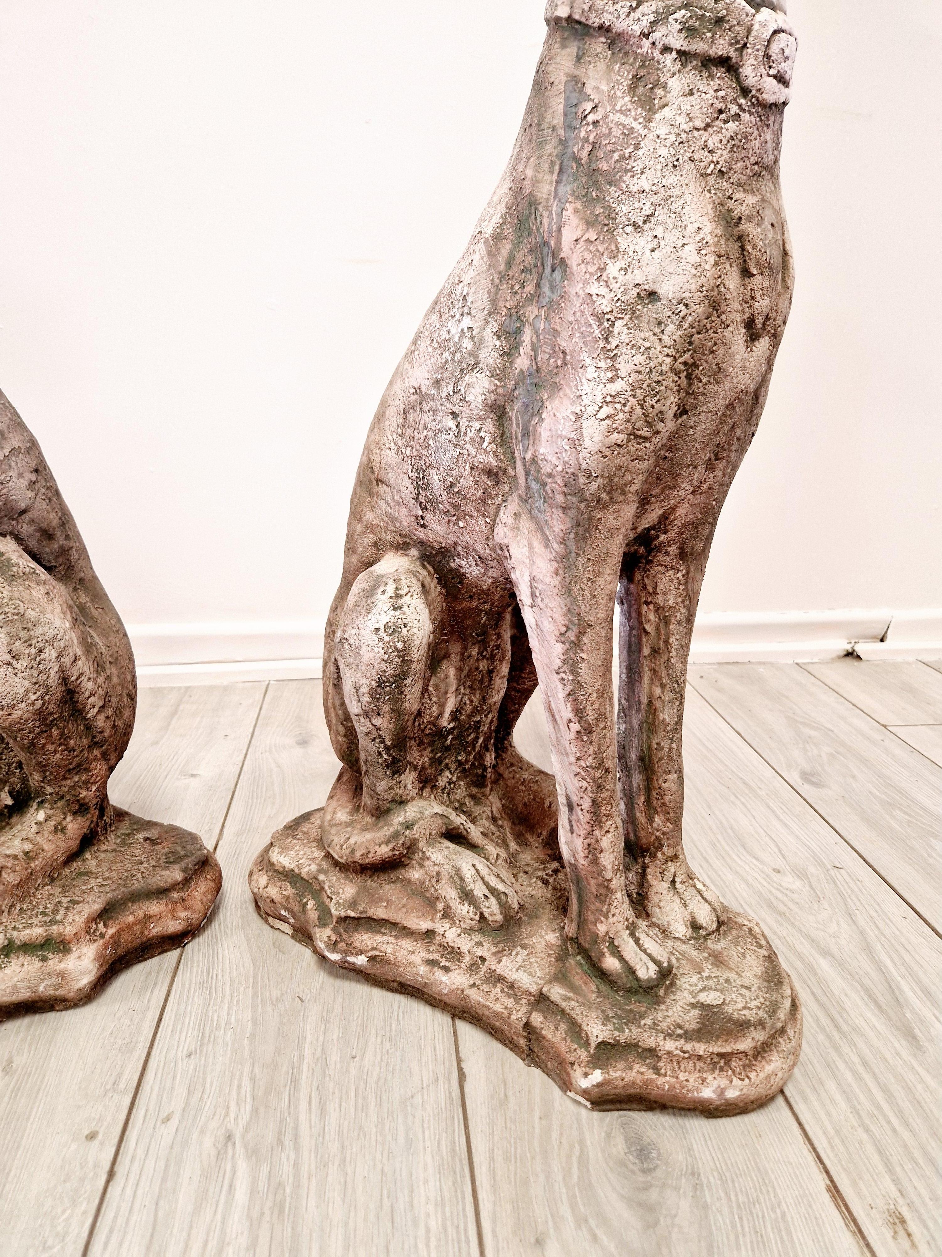 Francese Coppia di statue di cani levriero vintage in vendita