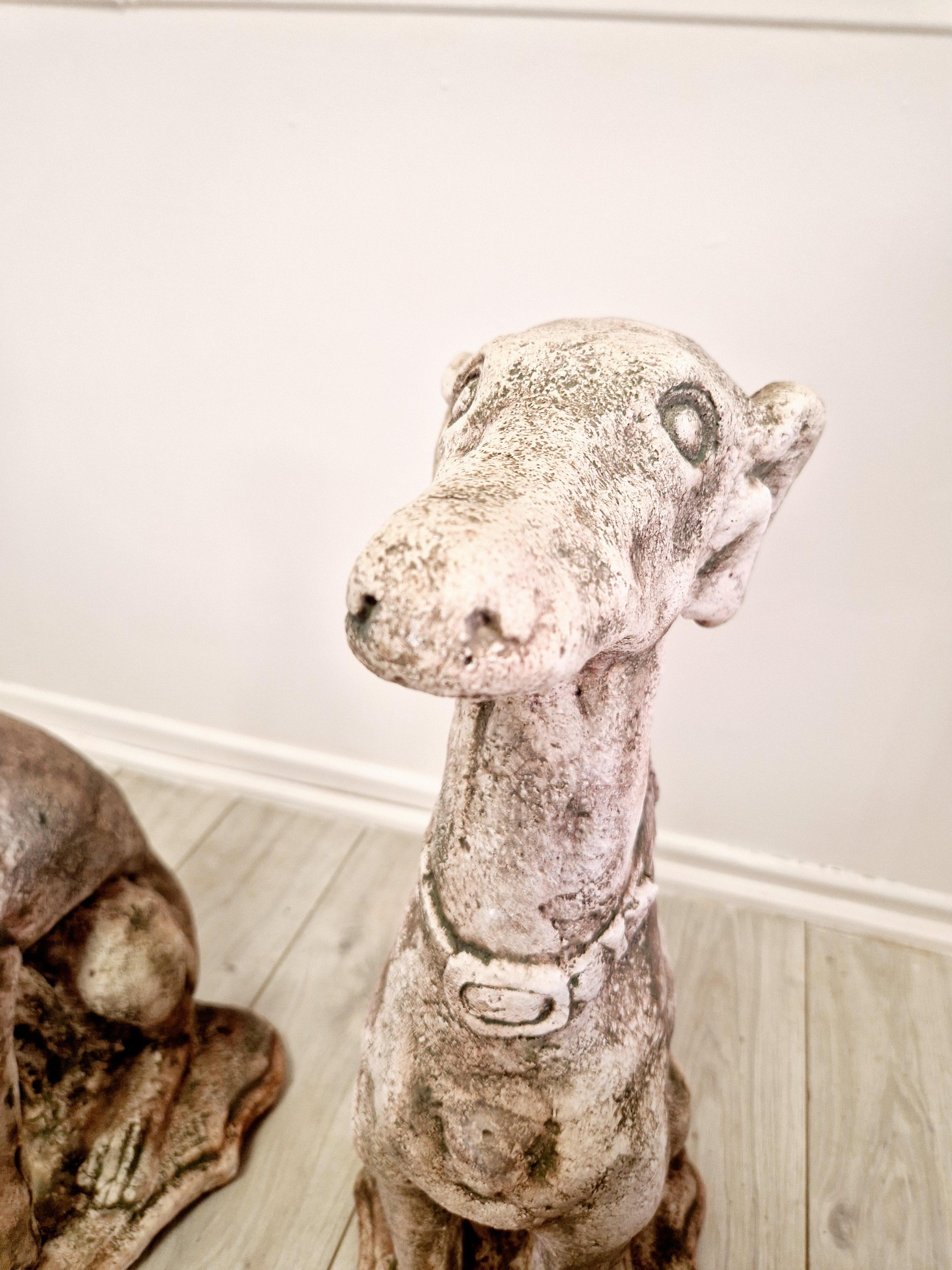 Coppia di statue di cani levriero vintage In condizioni buone in vendita a Buxton, GB