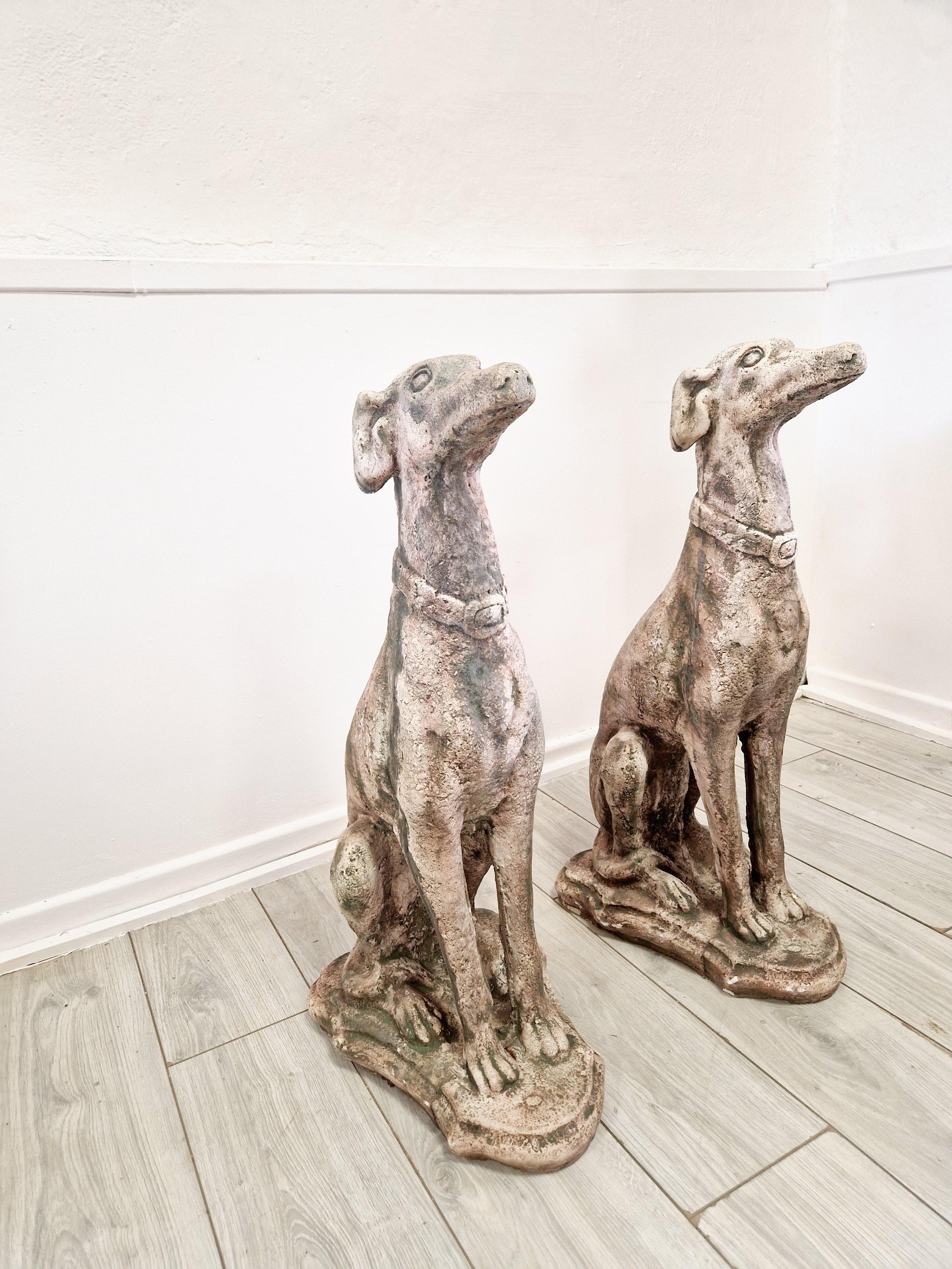 Pietra artificiale Coppia di statue di cani levriero vintage in vendita