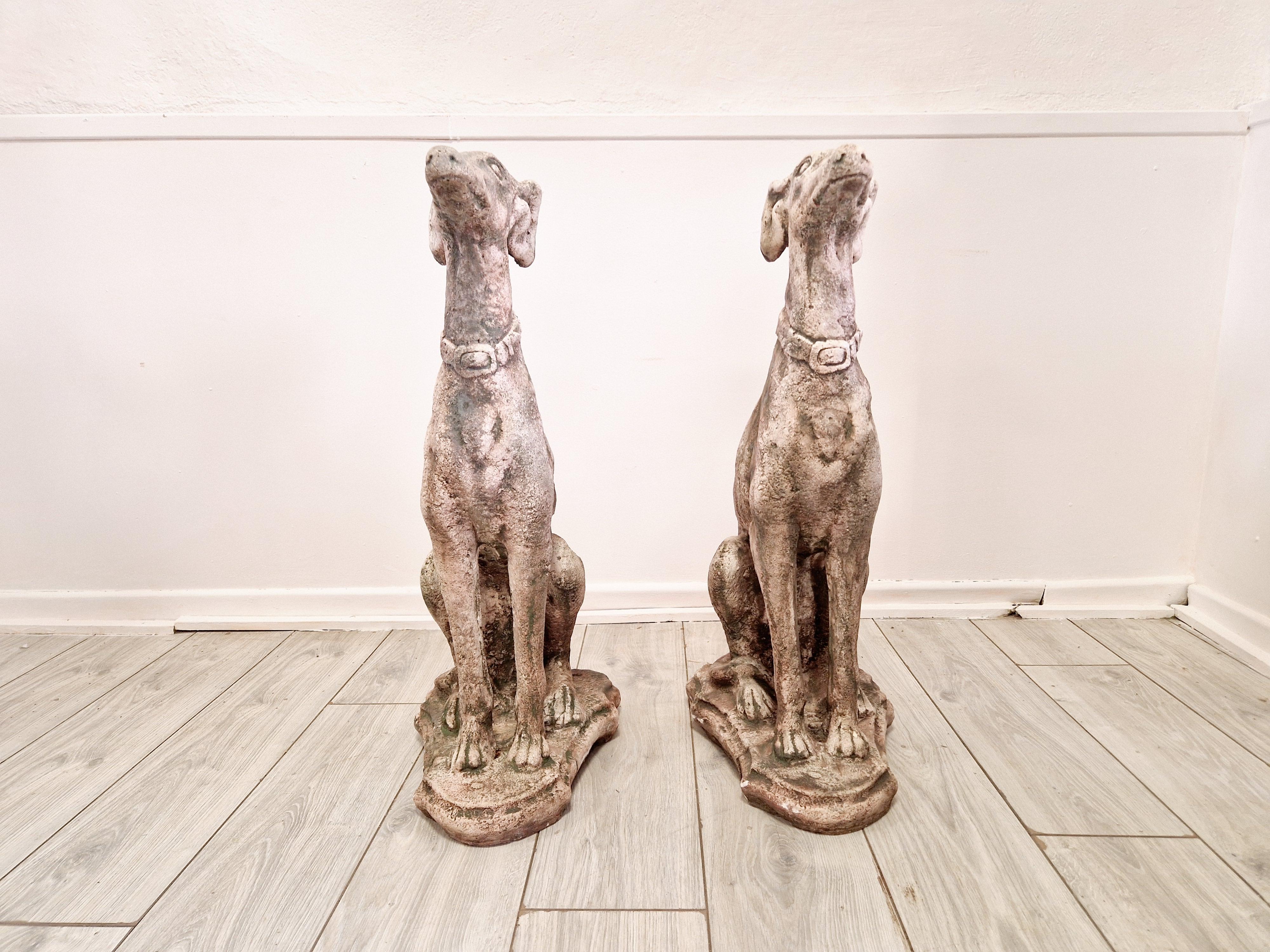 Coppia di statue di cani levriero vintage in vendita 1