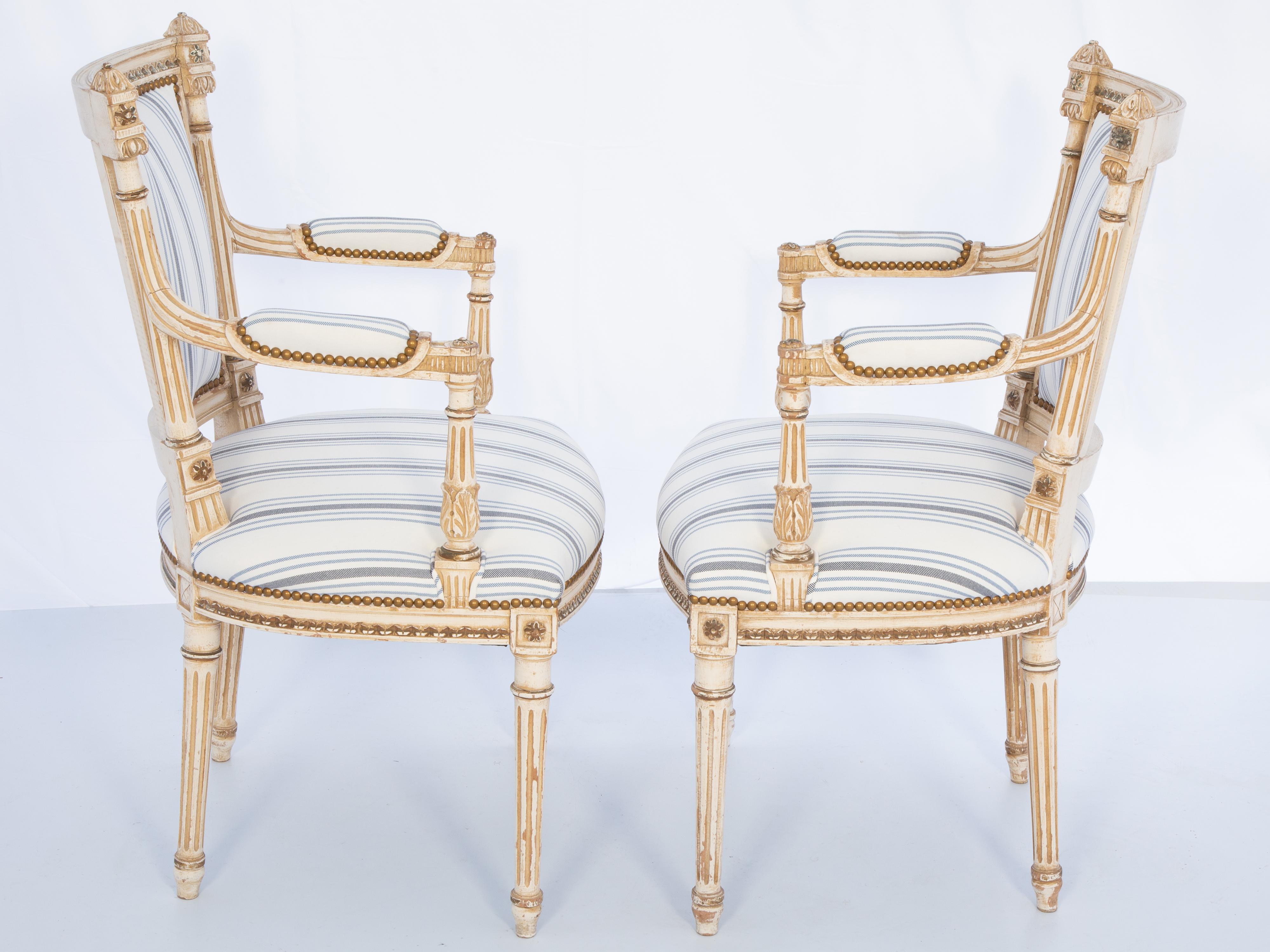 Peint Paire de fauteuils italiens sculptés et peints à la main en vente