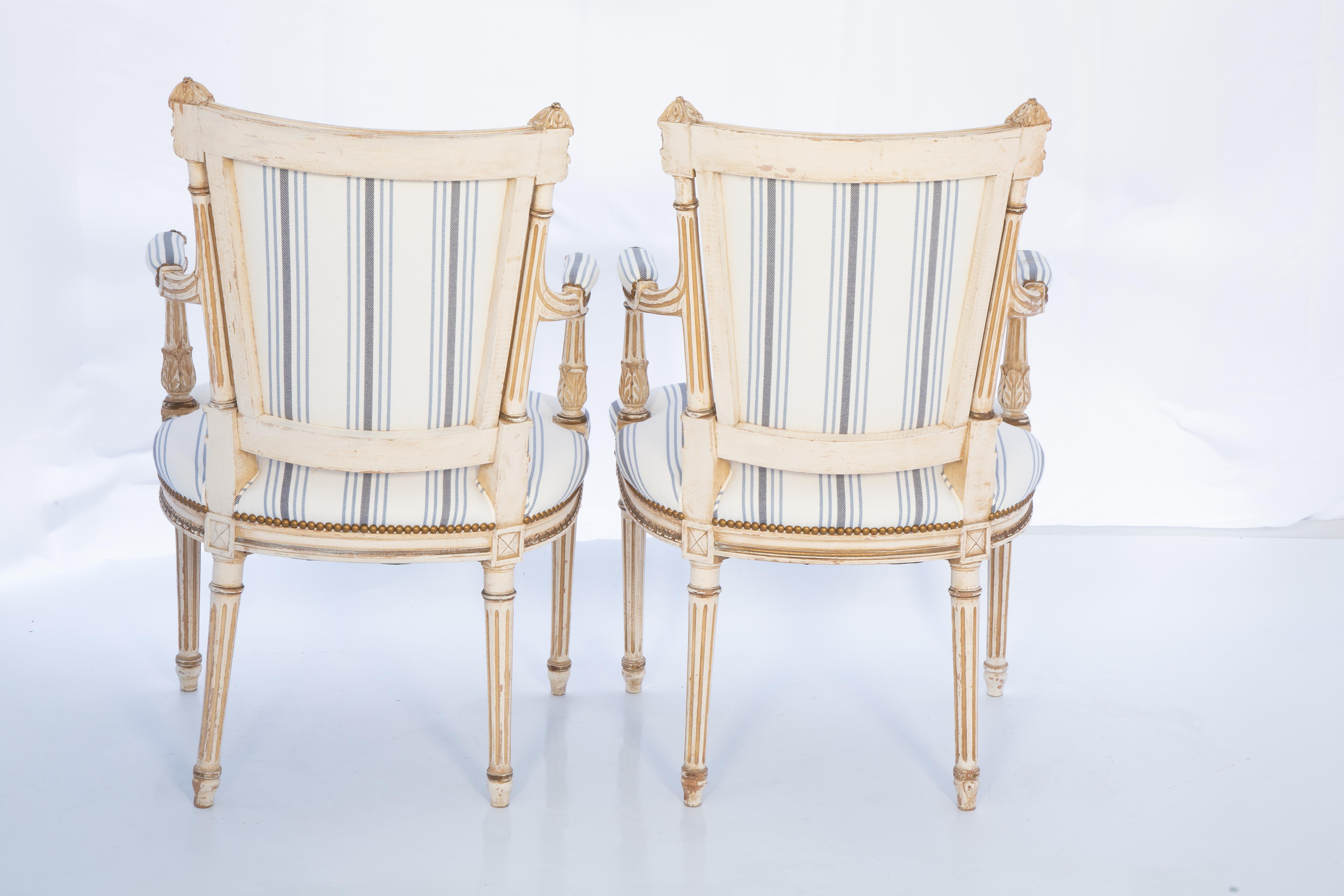 Paire de fauteuils italiens sculptés et peints à la main Bon état - En vente à West Palm Beach, FL