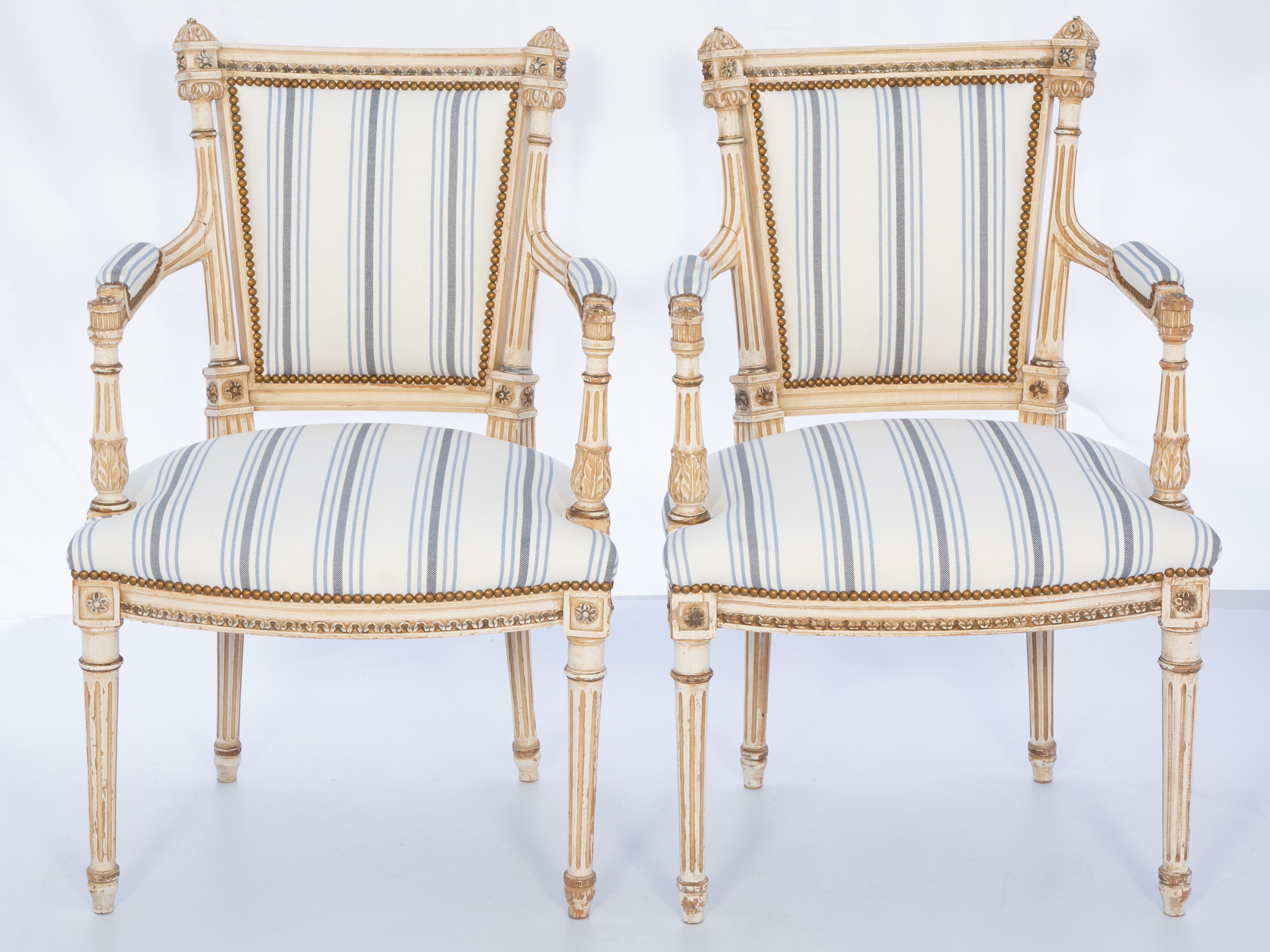 20ième siècle Paire de fauteuils italiens sculptés et peints à la main en vente