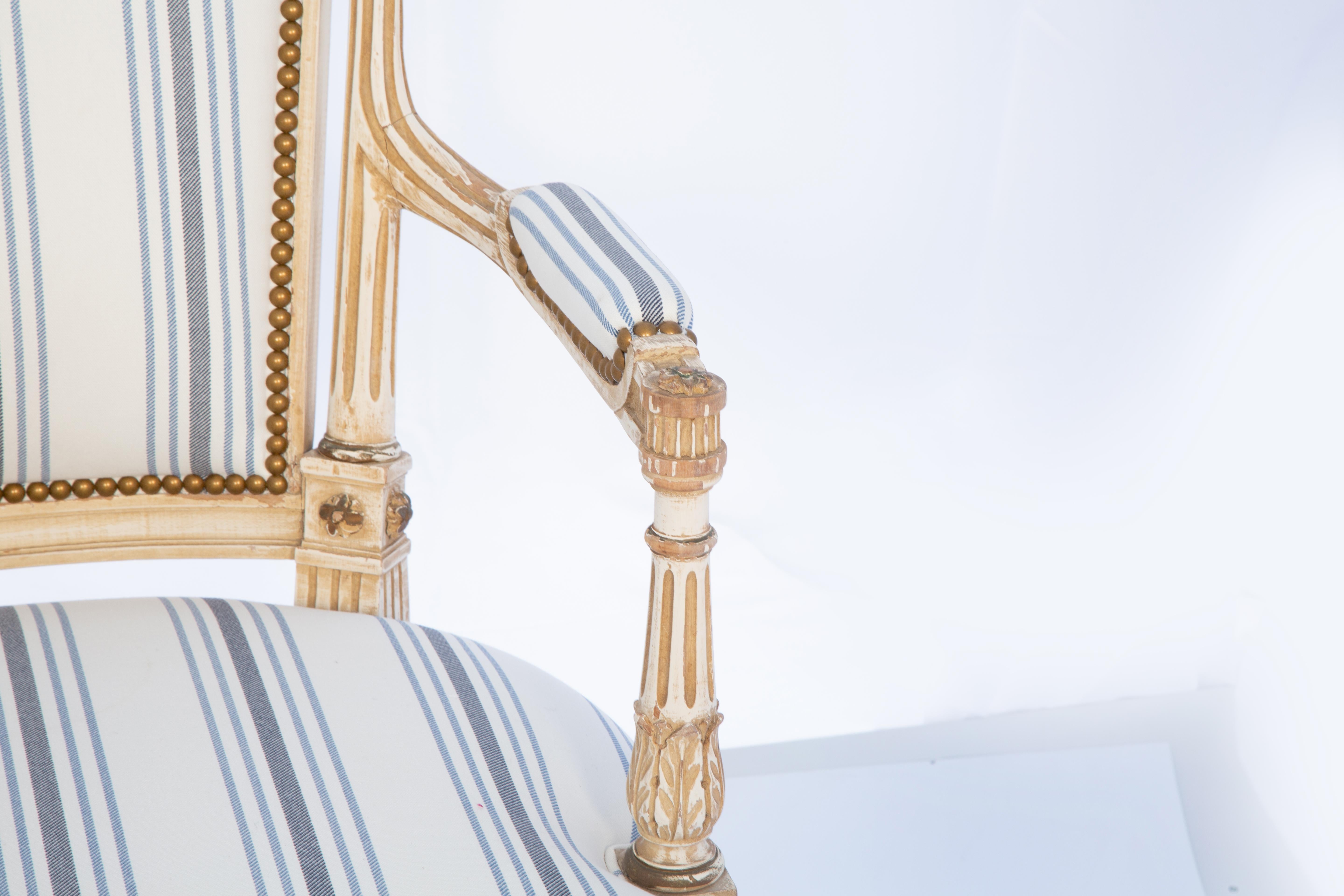 Tissu d'ameublement Paire de fauteuils italiens sculptés et peints à la main en vente