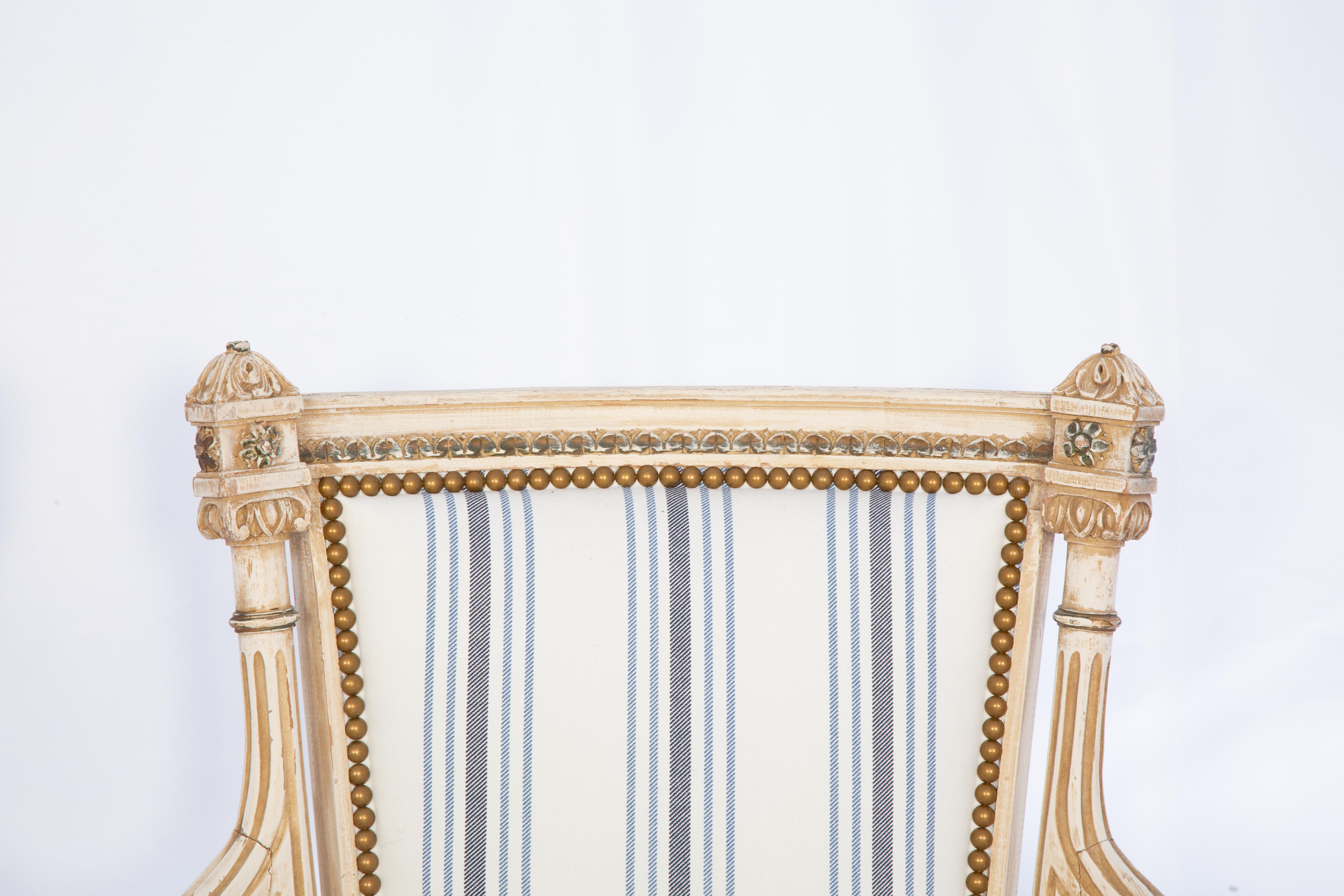 Paire de fauteuils italiens sculptés et peints à la main en vente 1