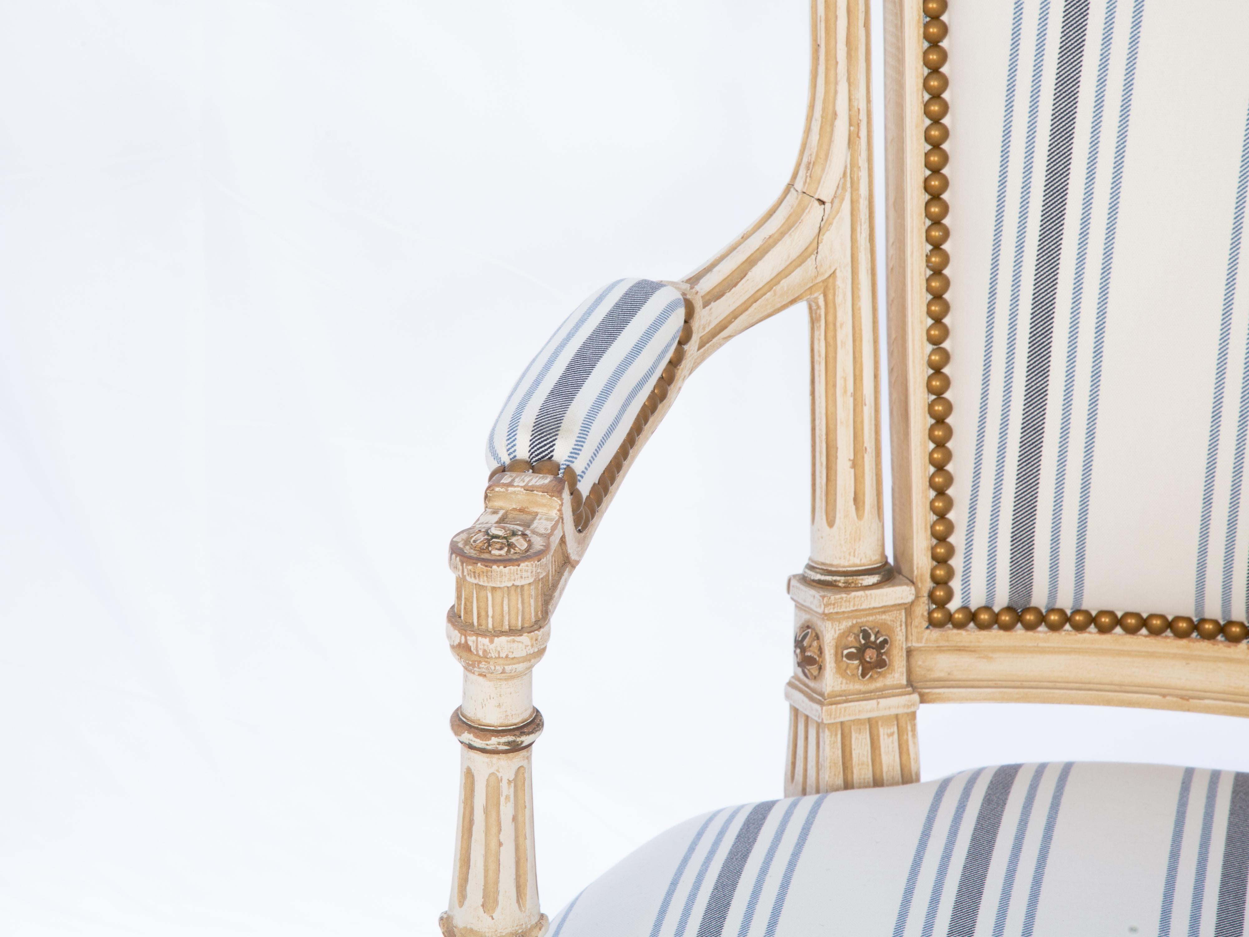 Paire de fauteuils italiens sculptés et peints à la main en vente 2