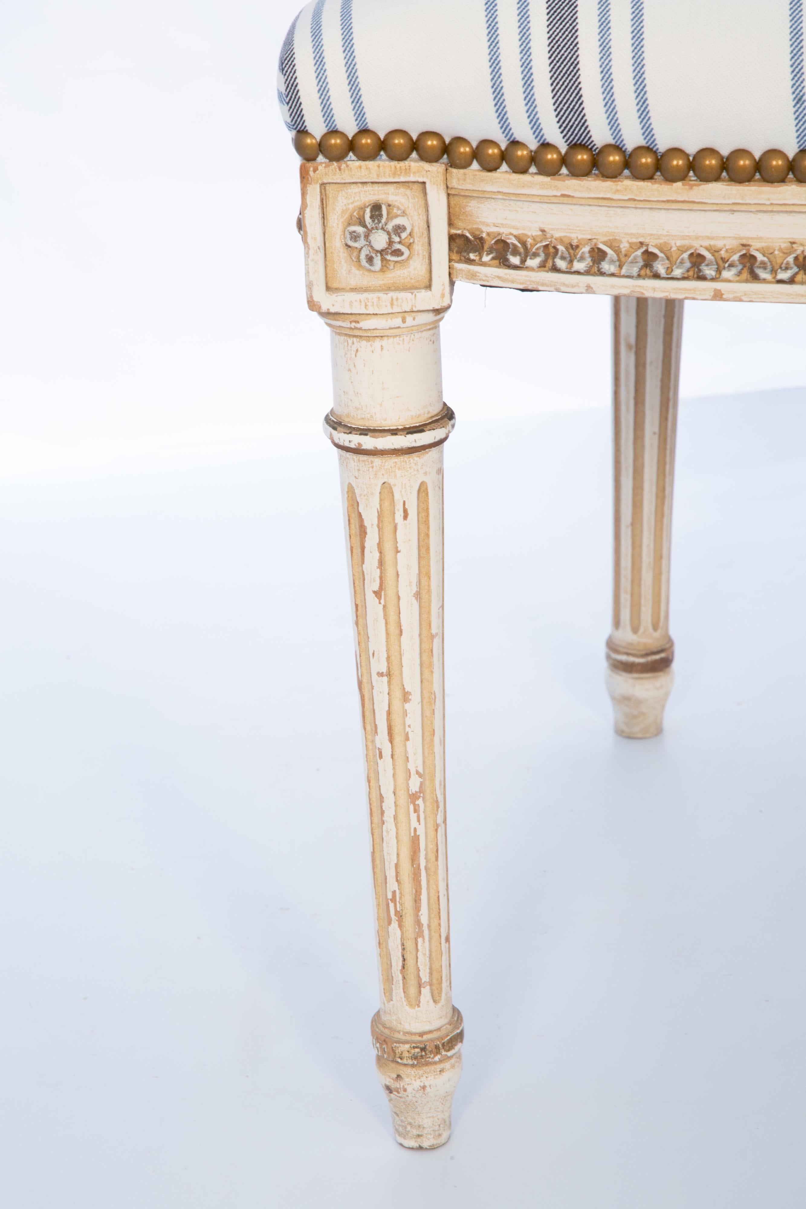 Paire de fauteuils italiens sculptés et peints à la main en vente 3