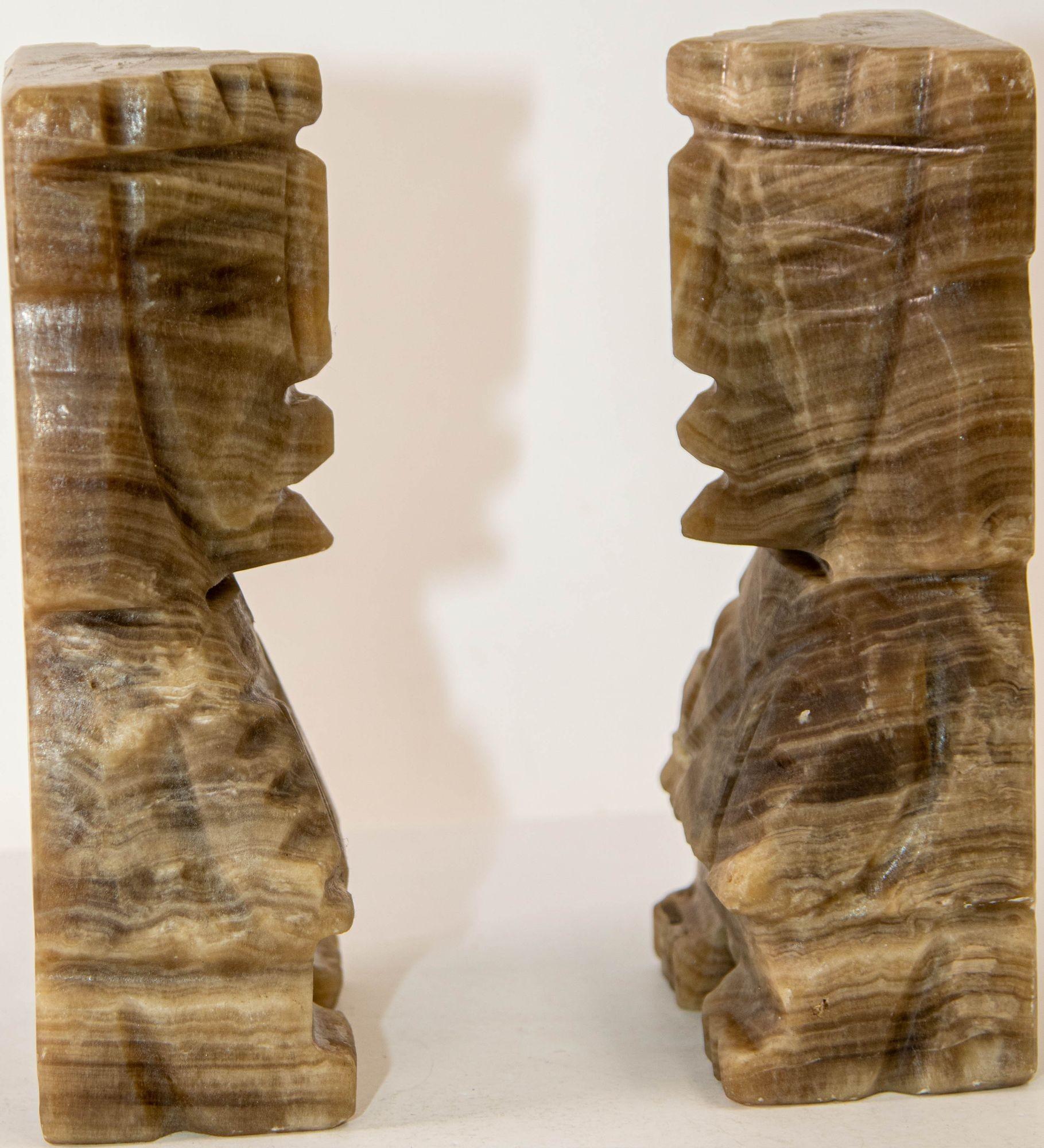 Serre-livres vintage mexicain sculpté Aztec Mayan Figure Onyx Stone 1950s en vente 5